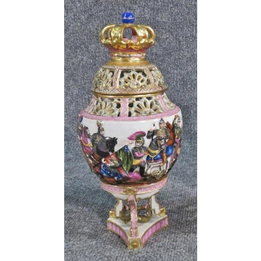 Porcellana Ciotola con coperchio per potpourri in porcellana di Capodimonte - Gladiatori, XIX secolo in vendita