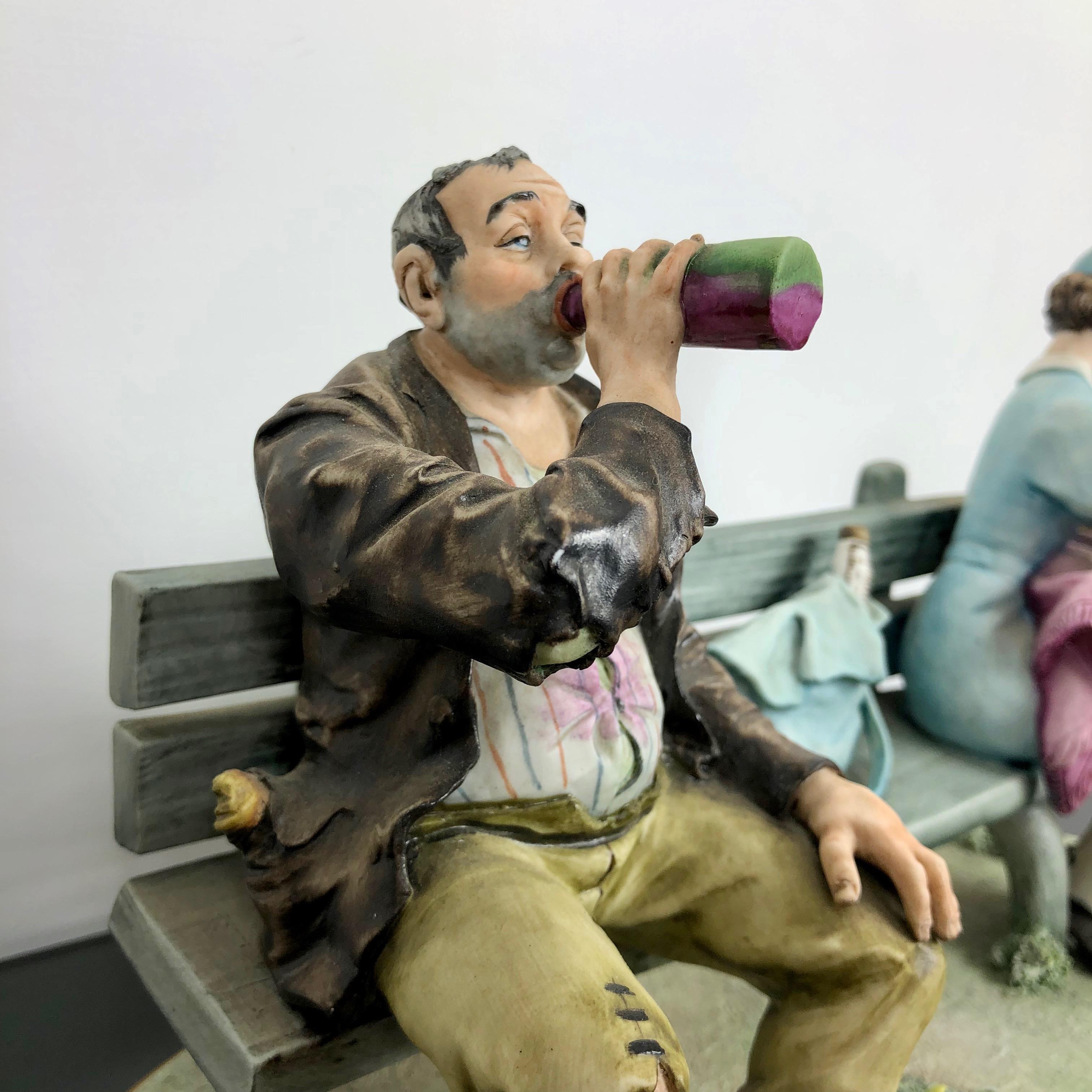 Escultura de porcelana Capodimonte Vagabundo y niñera en un banco, De Palmas, Italia en venta 3