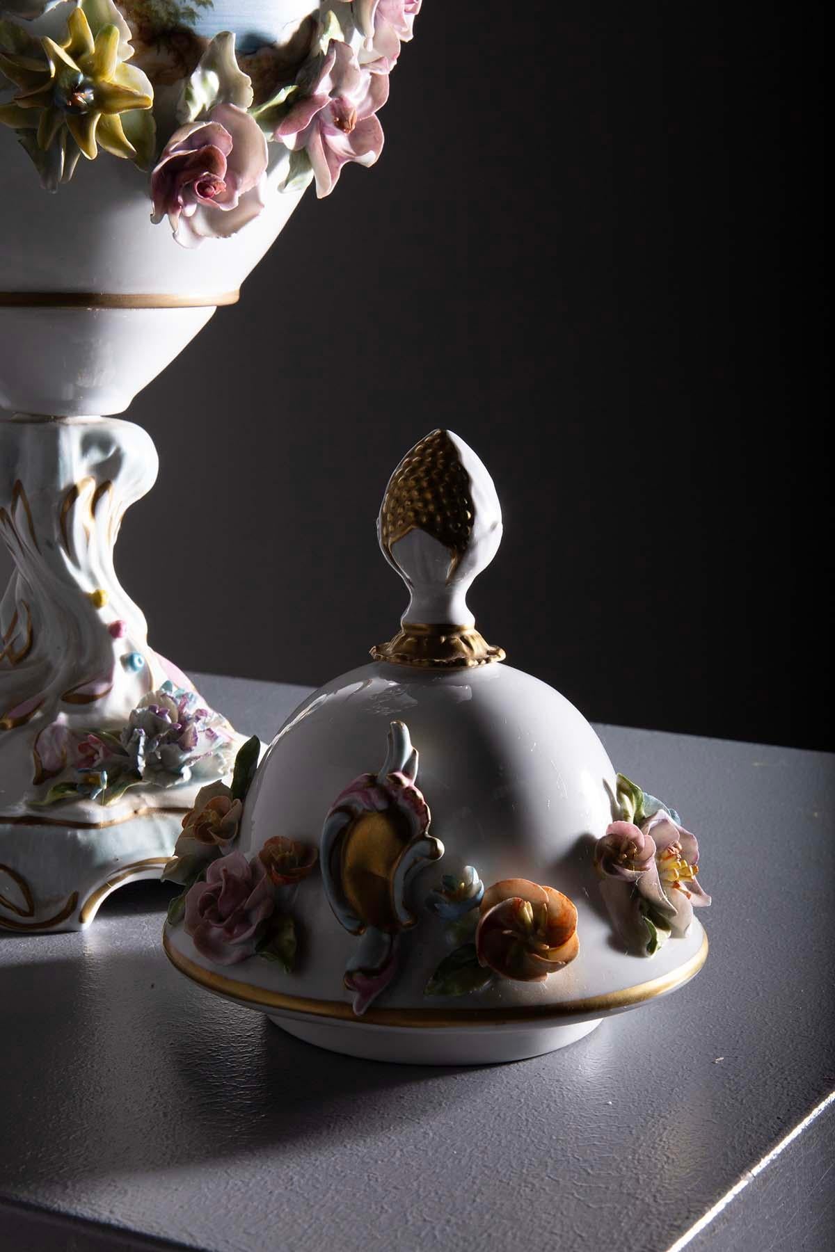 Vase en porcelaine de Capodimonte avec couvercle du 20ème siècle en vente 3