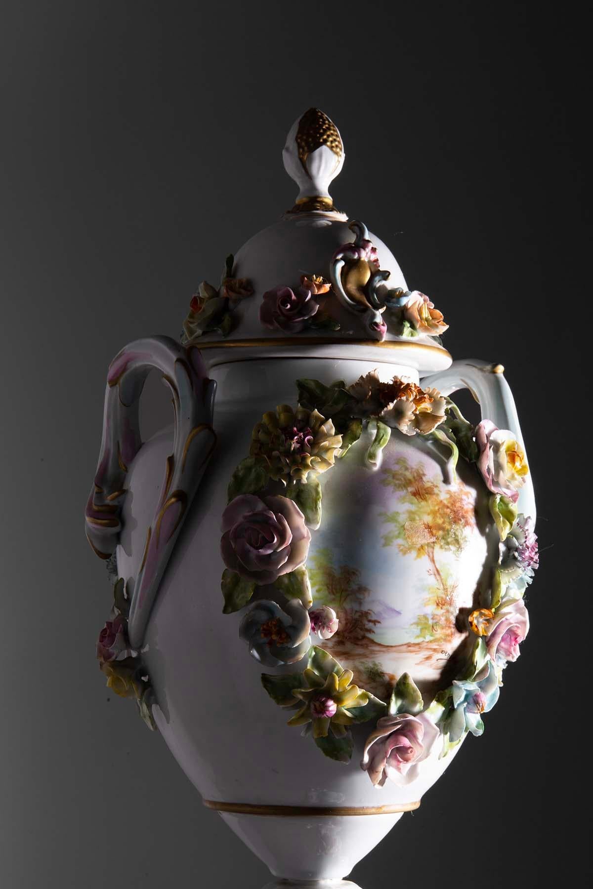 Explorez le monde magnifique de l'art et de l'élégance italiens avec cet extraordinaire vase décoratif de Capodimonte datant du XXe siècle. La porcelaine de Capodimonte, réputée pour sa beauté et sa qualité extraordinaires, trouve une expression