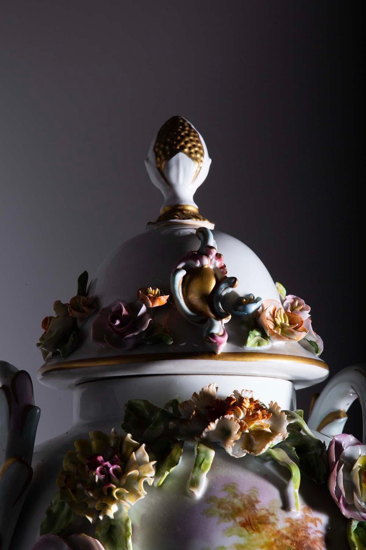 italien Vase en porcelaine de Capodimonte avec couvercle du 20ème siècle en vente