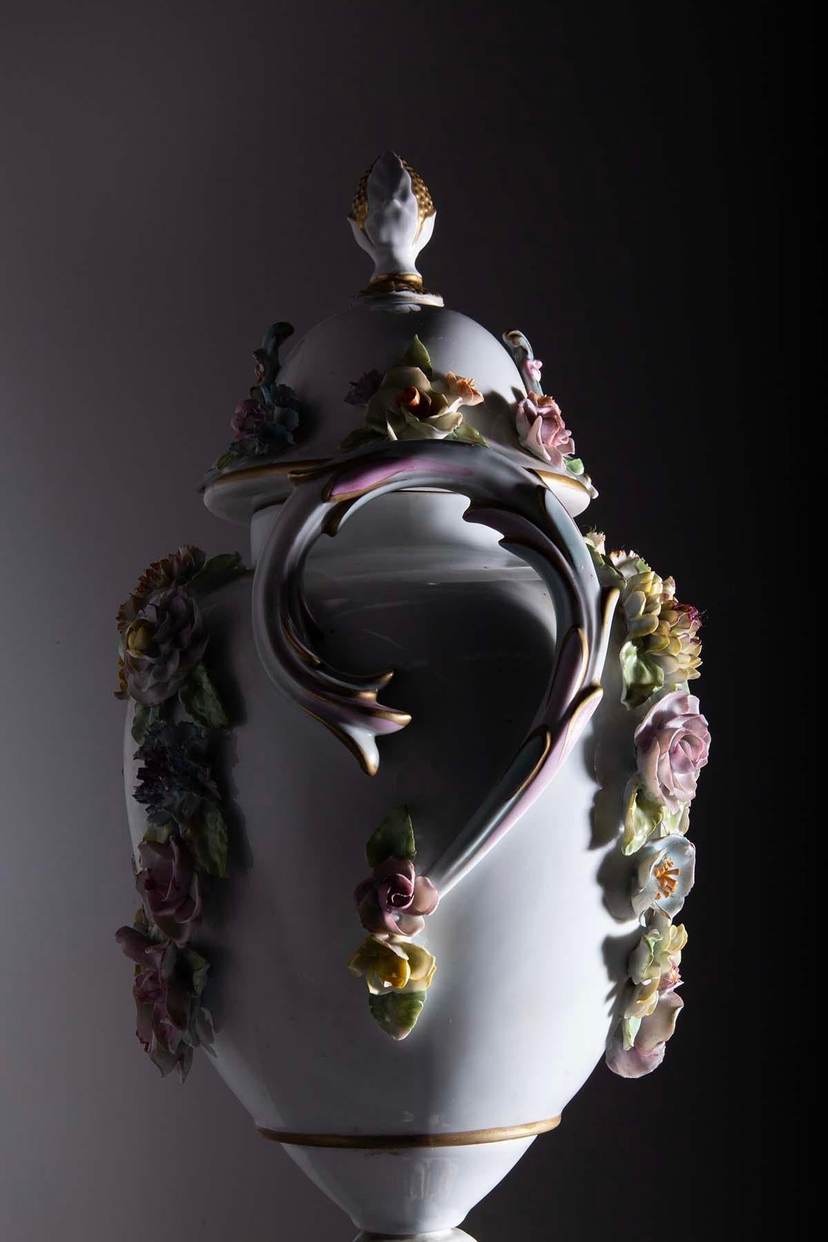 Vase en porcelaine de Capodimonte avec couvercle du 20ème siècle Bon état - En vente à Milano, IT
