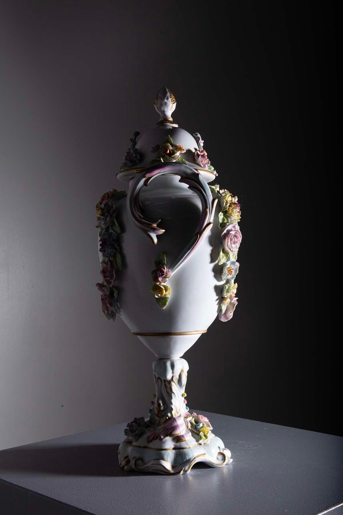 20ième siècle Vase en porcelaine de Capodimonte avec couvercle du 20ème siècle en vente