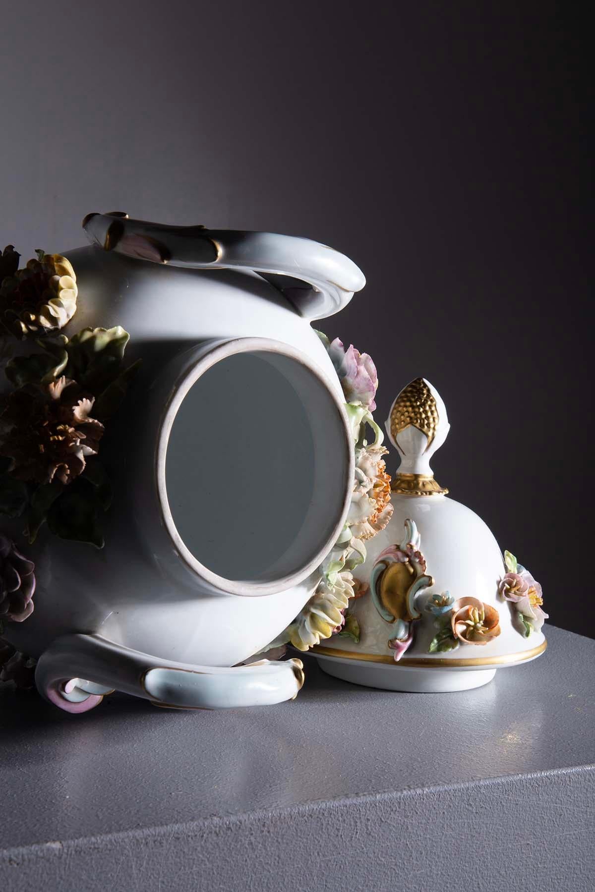 Vase en porcelaine de Capodimonte avec couvercle du 20ème siècle en vente 2