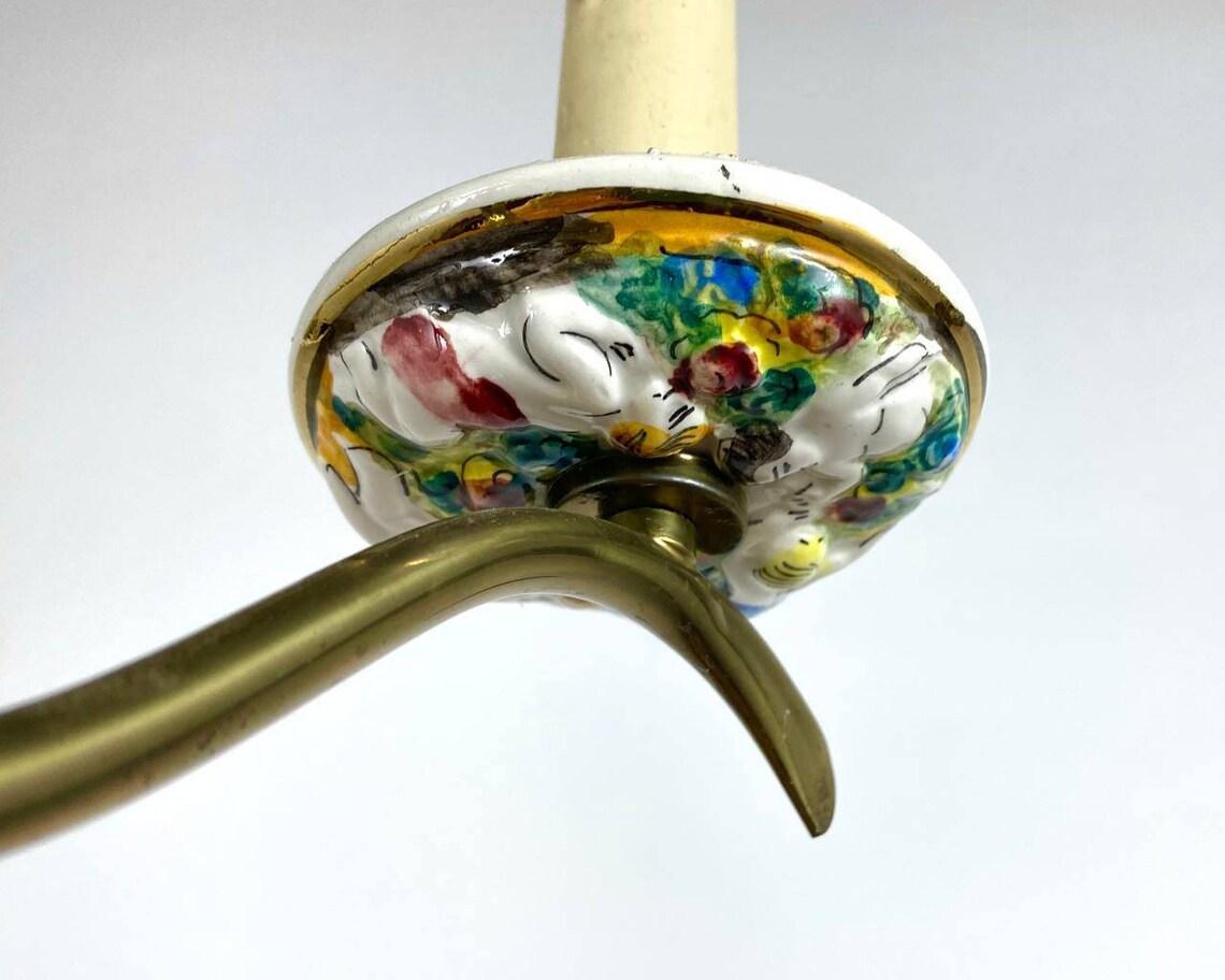 Elegante e unico lampadario Capodimonte a 6 luci color crema con finiture in oro e giallo. Prodotto in Italia.

Il suo design si distingue per l'uso di ceramiche dipinte a mano. Per l'apparecchio di illuminazione è stato scelto un materiale
