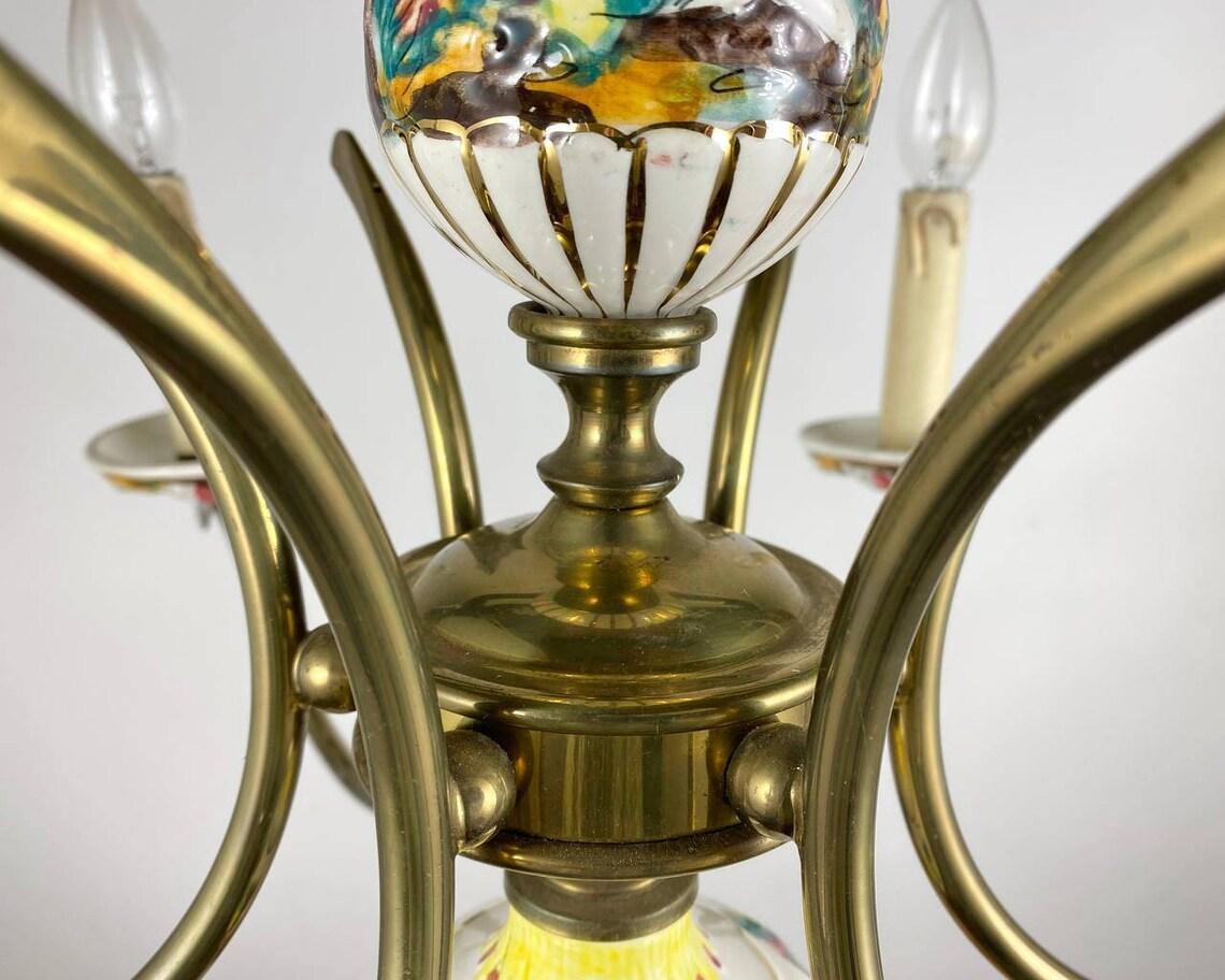 Capodimonte Style Hand-Painted Porcelain & Brass Chandelier In Good Condition For Sale In Bastogne, BE