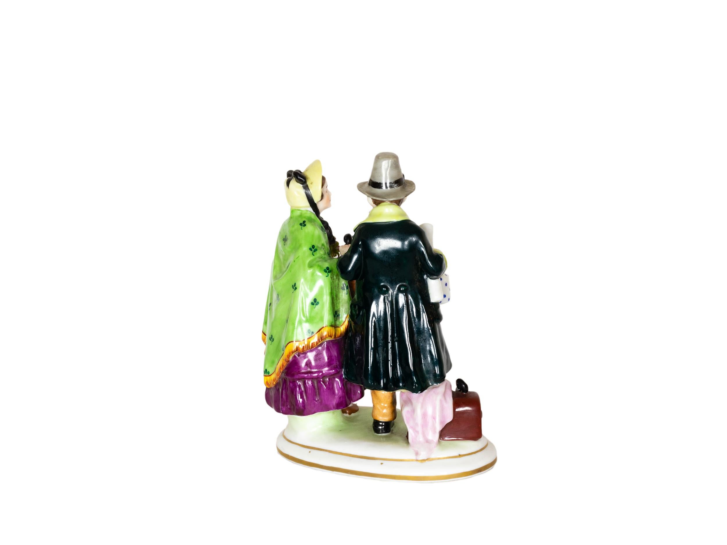 Esta figurita de Capodimonte de finales del siglo XVIII, que representa a una pareja de viaje con maletas, está hecha de fina porcelana translúcida de pasta blanda. 

El hombre y la mujer van elegantemente vestidos, y la mujer lleva una chaqueta con