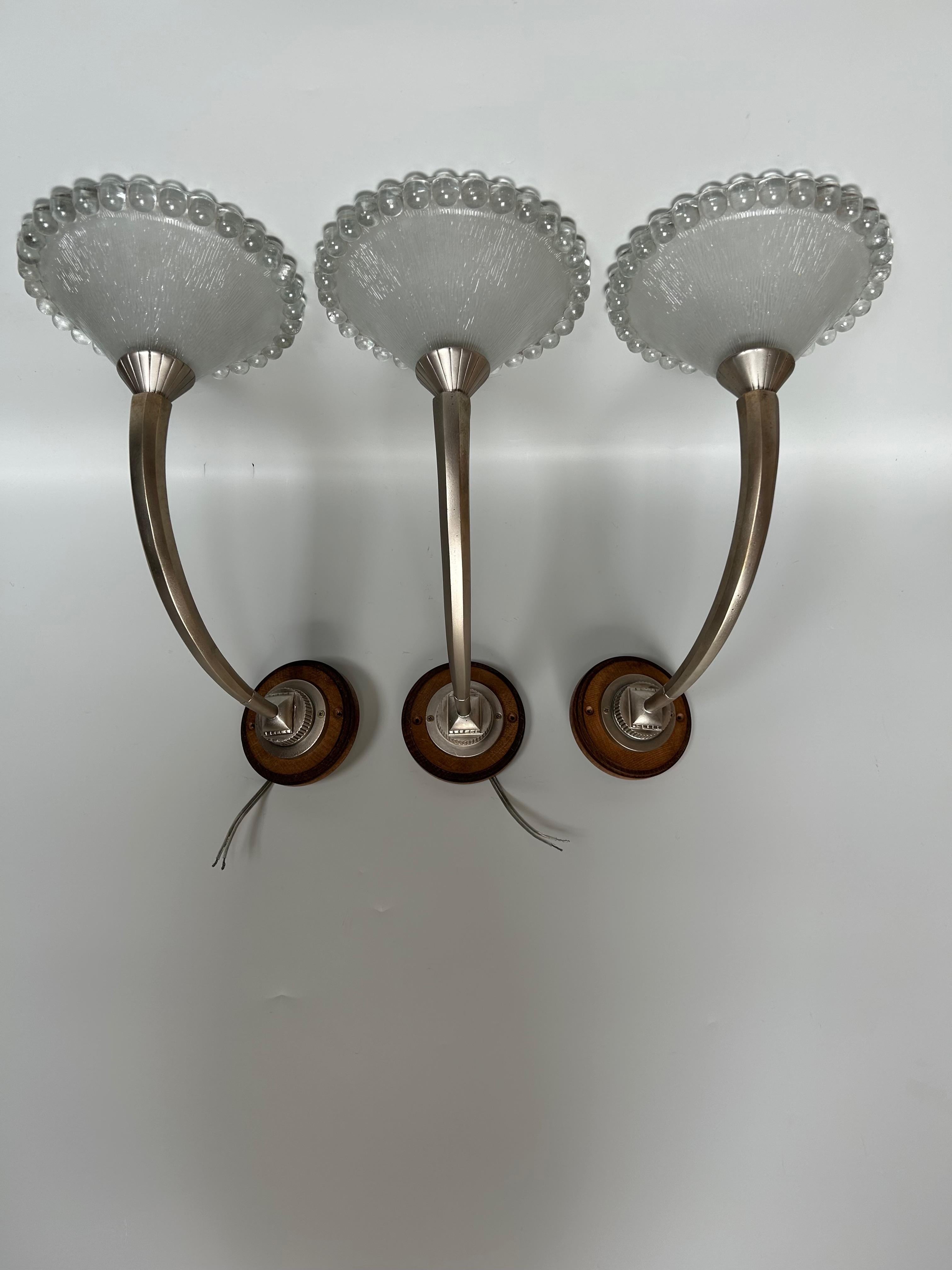 Set di tre applique Art Deco in bronzo argentato di Capon.
Circa 1930.
Ciotola in vetro stampato nello stile di René Lalique, modello 