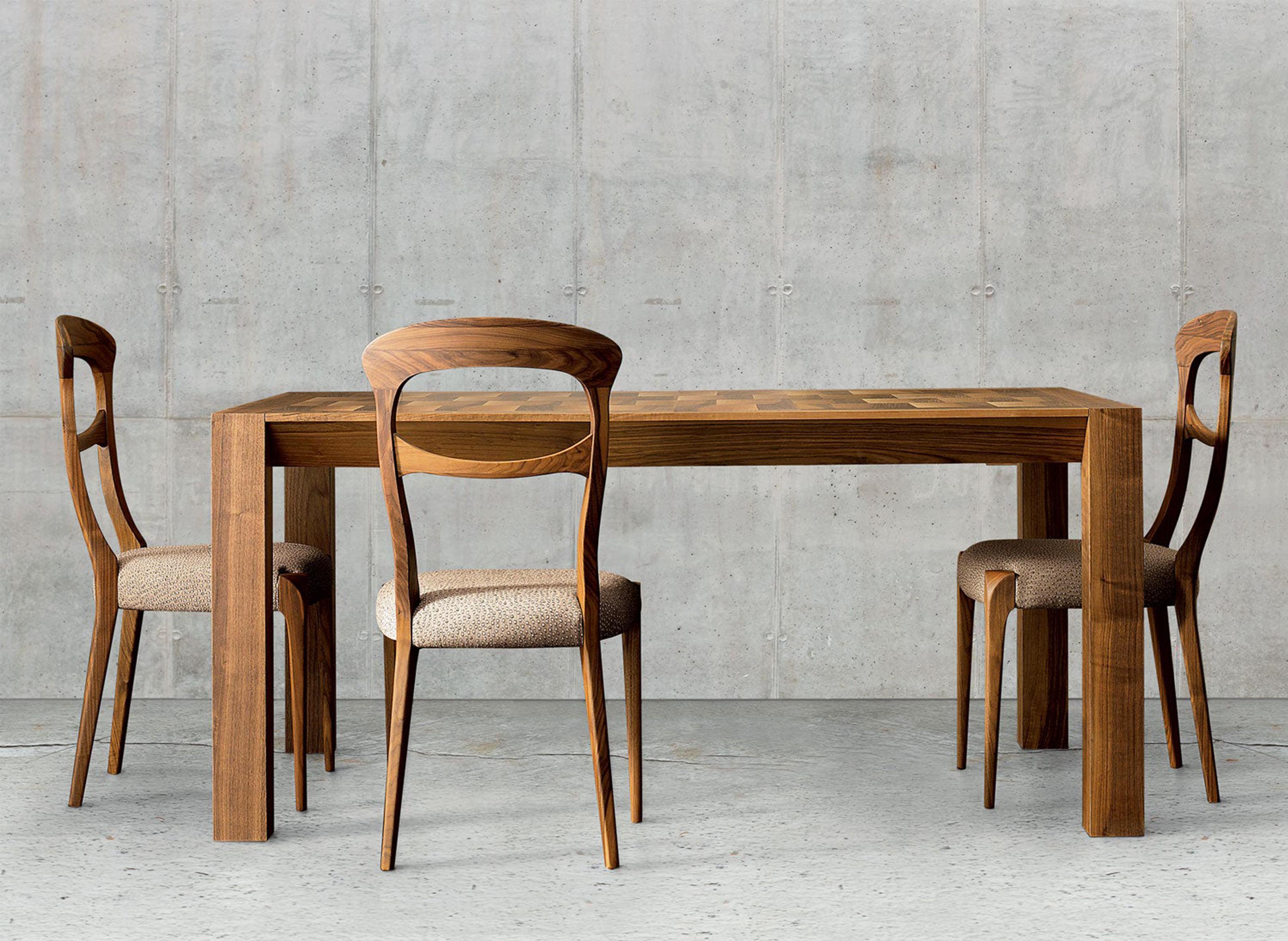 Silla Capotavola de Dale Italia
Dimensiones: P 46 x An 48 x Al 95 cm.
Materiales: Nogal y tela/cuero. 

Silla de nogal Canaletto macizo. Disponible en distintas opciones de tapicería y acabados en gris/nogal natural. También disponible con