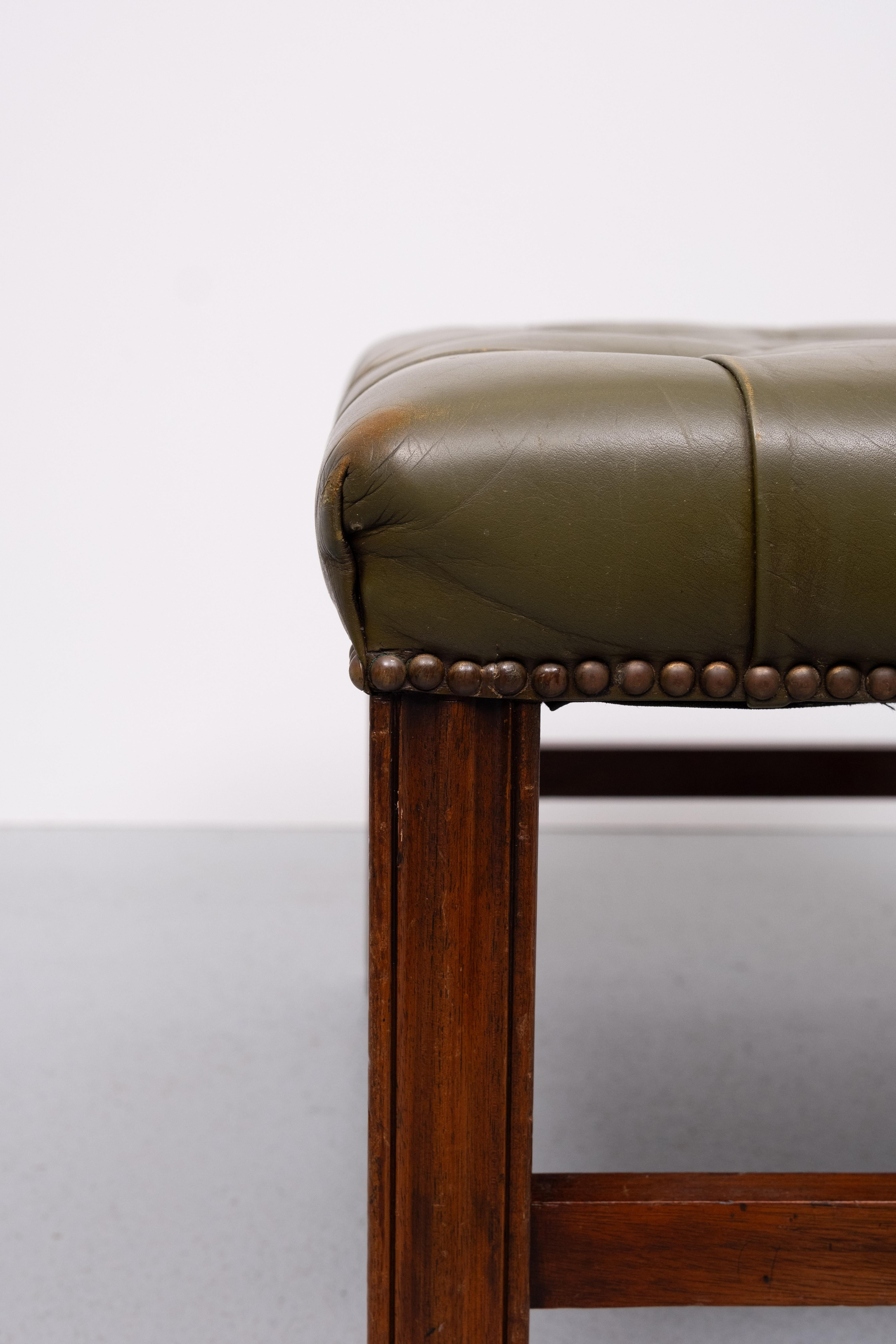 Sgabello Chesterfield classico, con base in mogano, viene fornito con un
CAP  Rivestimento in pelle verde. Buone condizioni vintage.   