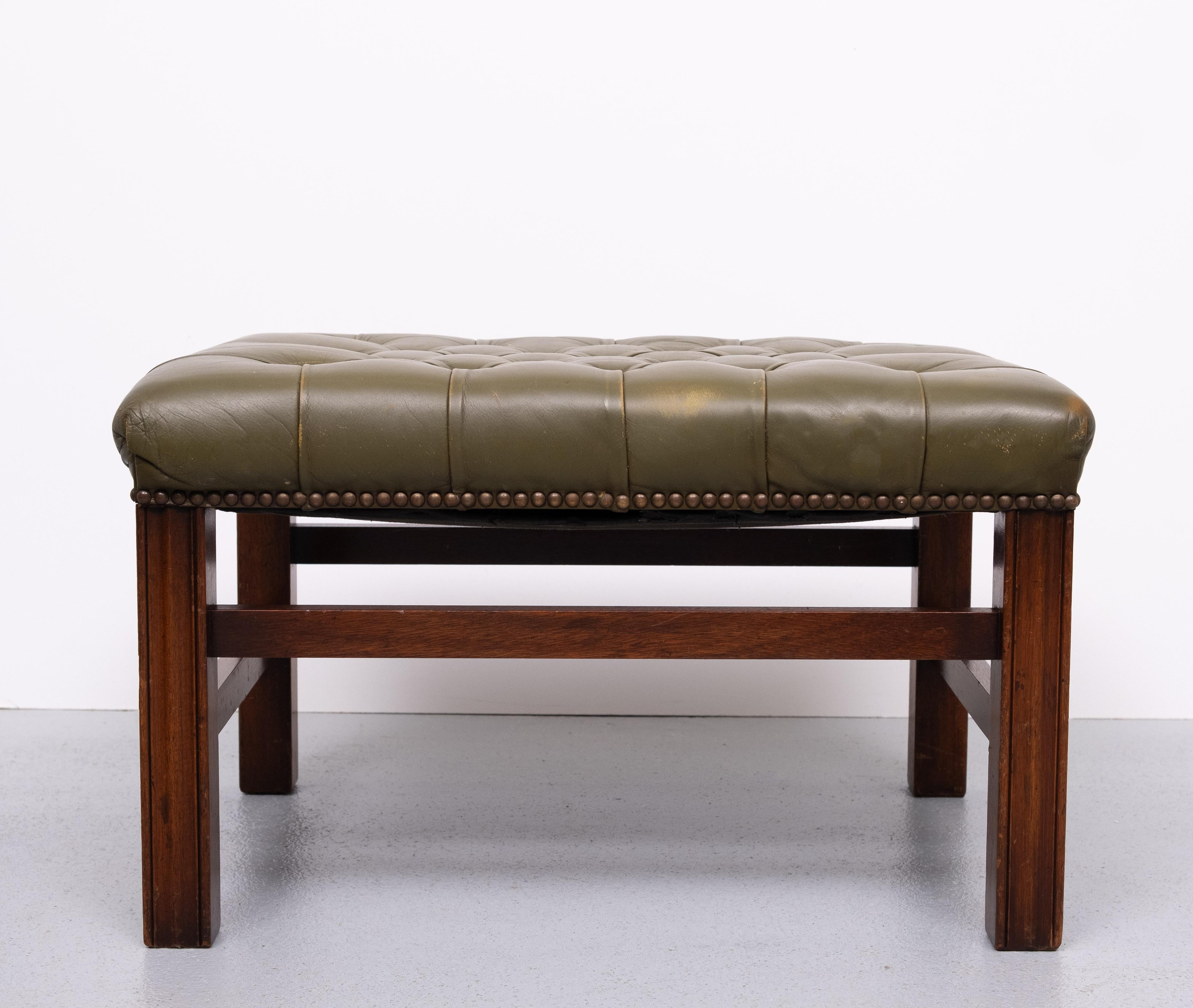 Georgiano Sgabello Chesterfield in pelle verde con cappuccio 1960 Inghilterra in vendita