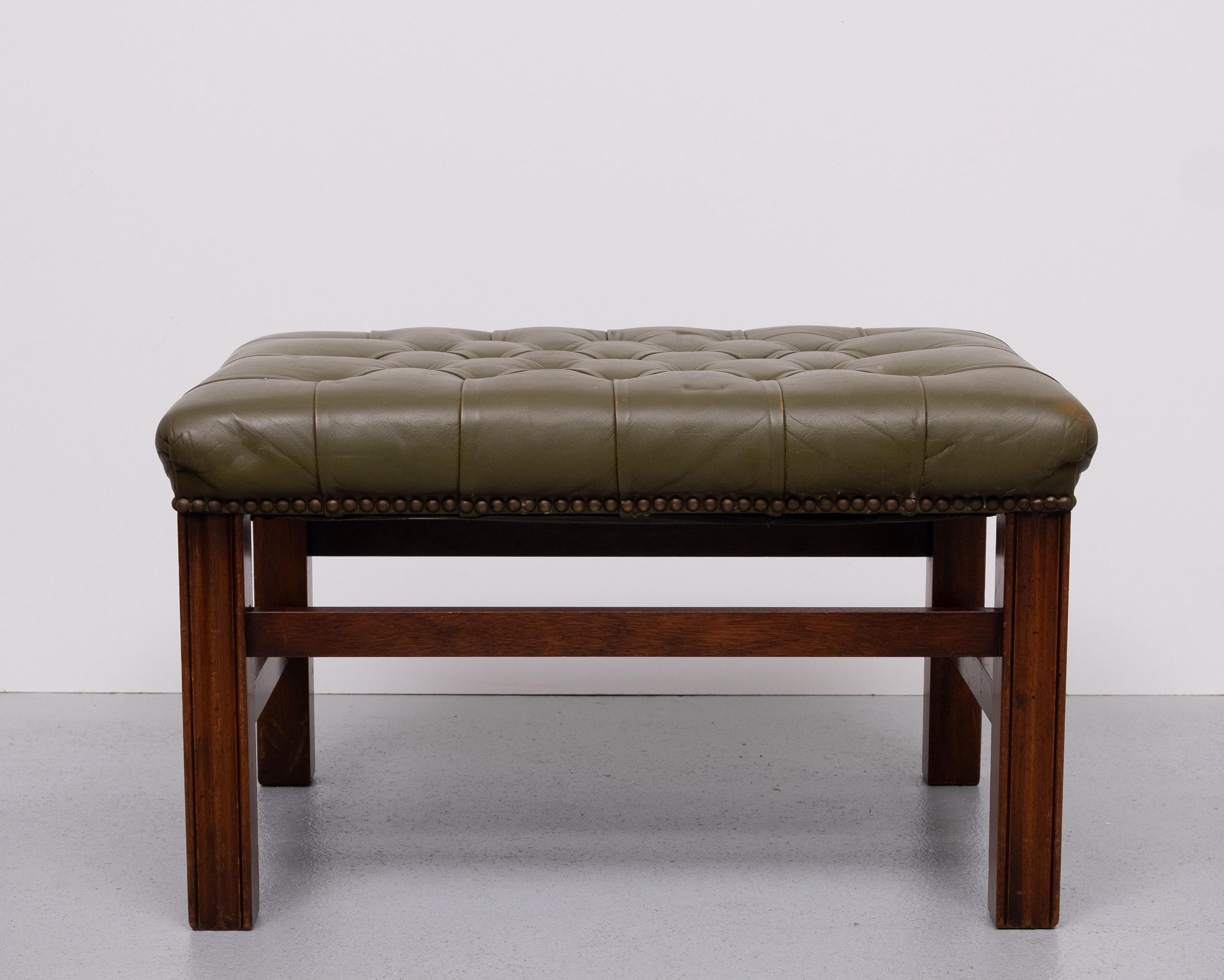 Inglese Sgabello Chesterfield in pelle verde con cappuccio 1960 Inghilterra in vendita
