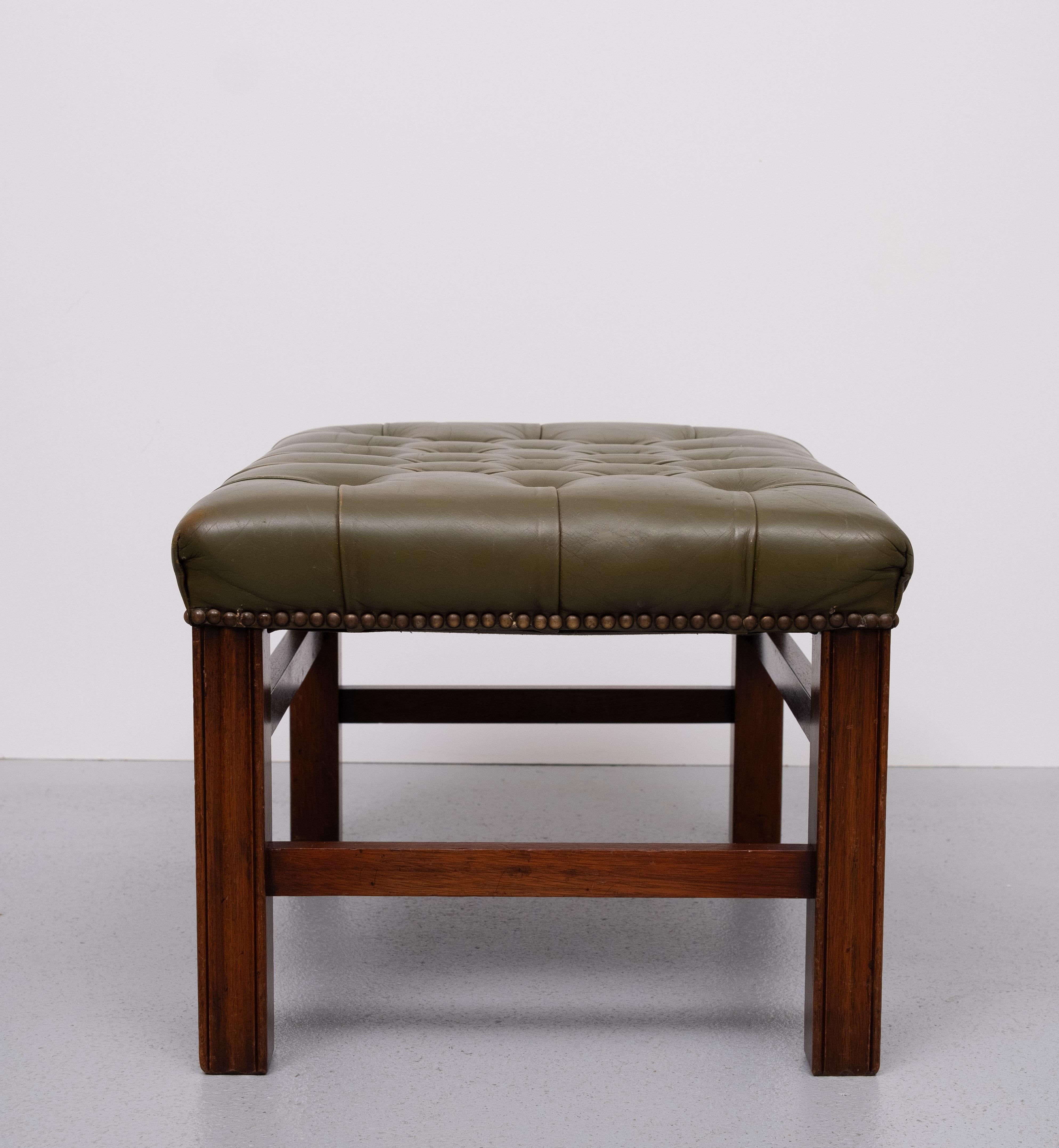 Sgabello Chesterfield in pelle verde con cappuccio 1960 Inghilterra In condizioni buone in vendita a Den Haag, NL