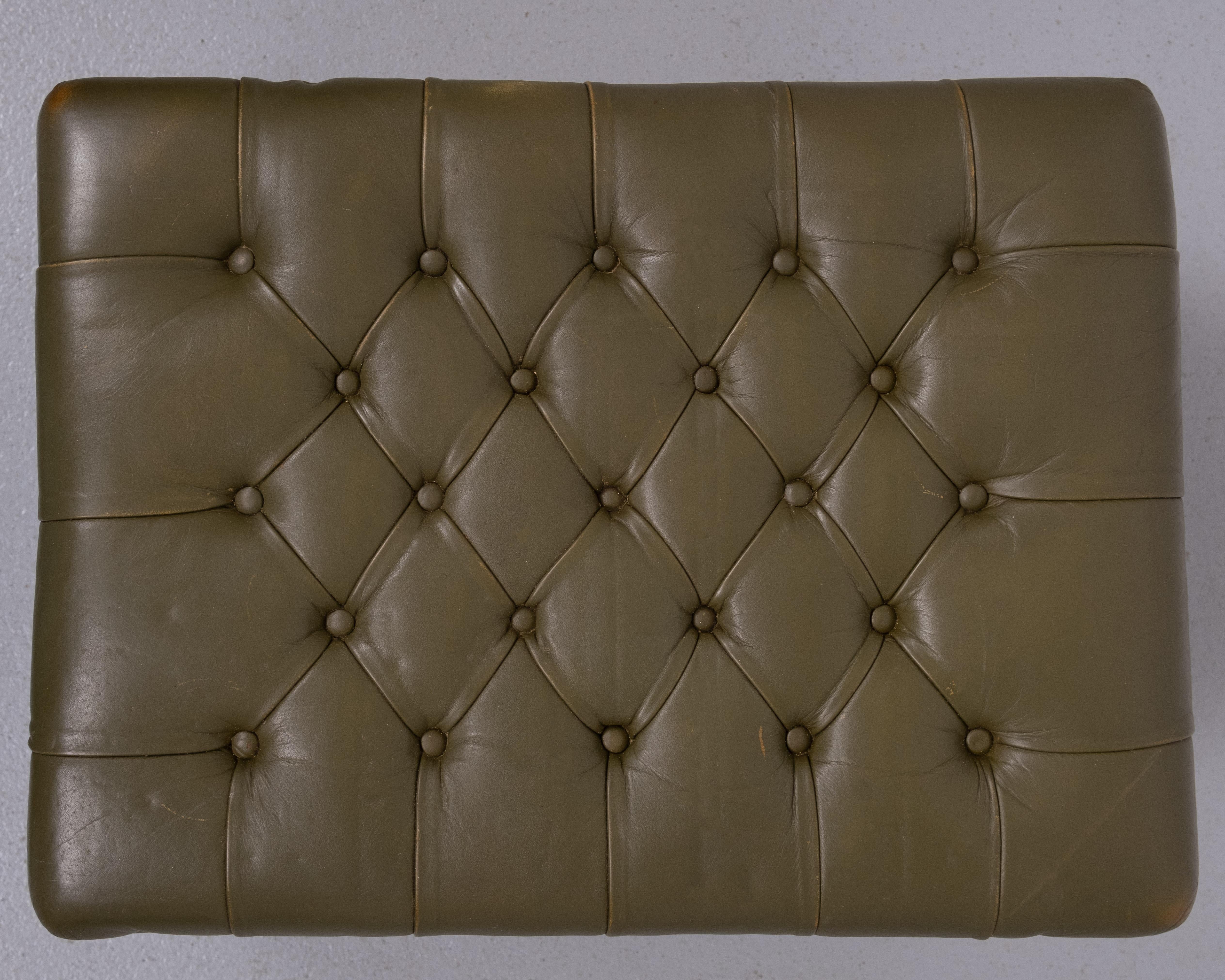 Metà XX secolo Sgabello Chesterfield in pelle verde con cappuccio 1960 Inghilterra in vendita