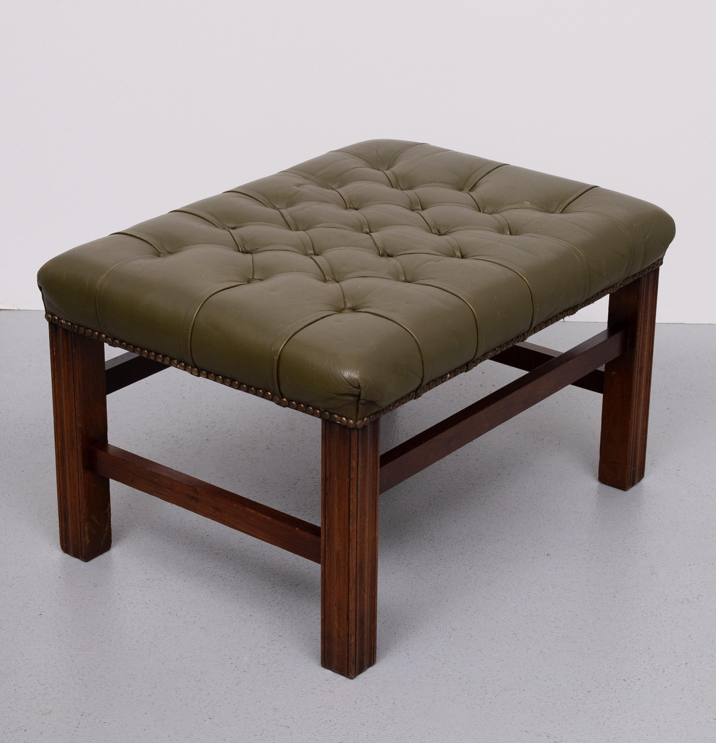 Pelle Sgabello Chesterfield in pelle verde con cappuccio 1960 Inghilterra in vendita