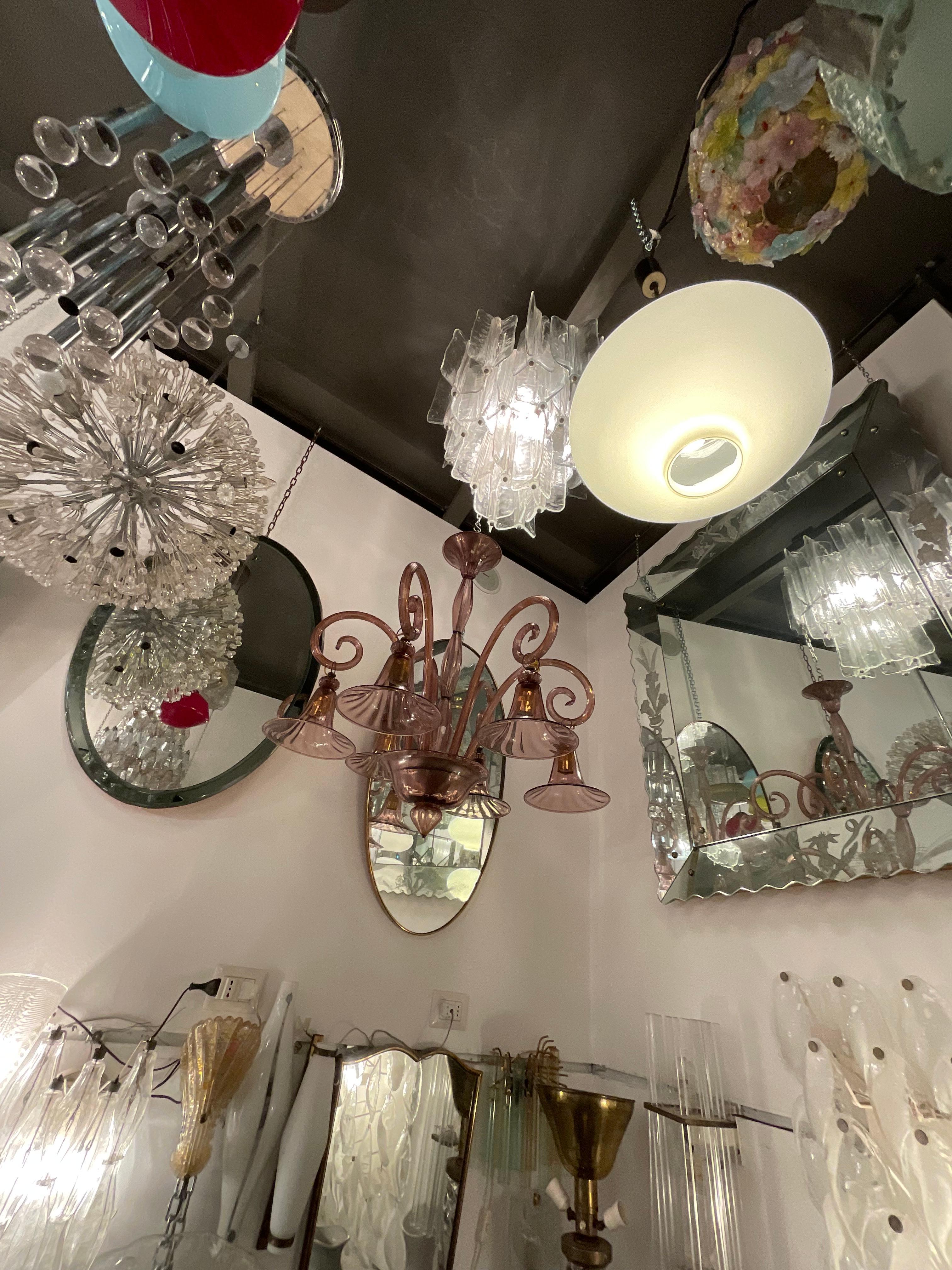 Tapas de los años 30 -
Hermosa araña de cristal soplado de Murano.
Líneas limpias y elegantes típicas del estilo ART DECO, 
Perfecto estado, tiene 6 luces.