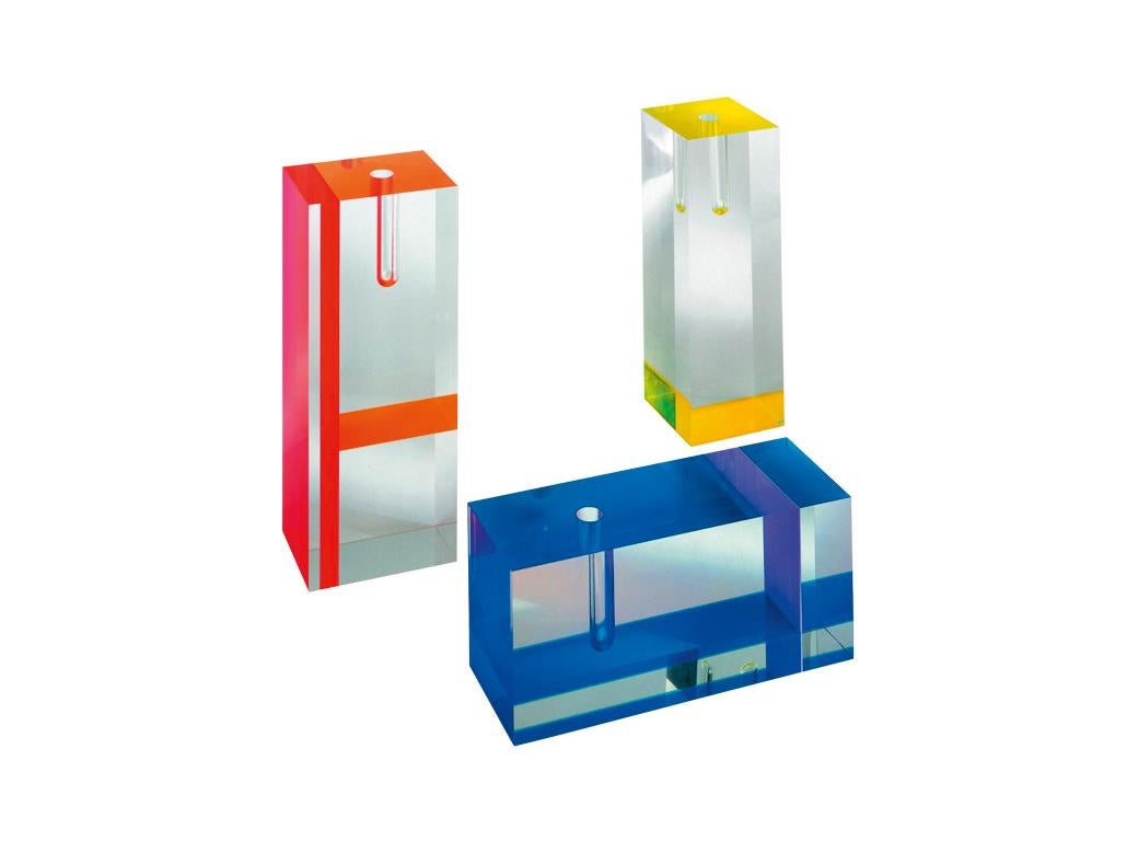 Acrilic vase by Tomoko Mizu is made of plexiglass and is available in three different sizes, in set color pairings. The transparent finish is matched with colorful inserts, to create decorations with a decidedly geometric flair: red/orange, fluo