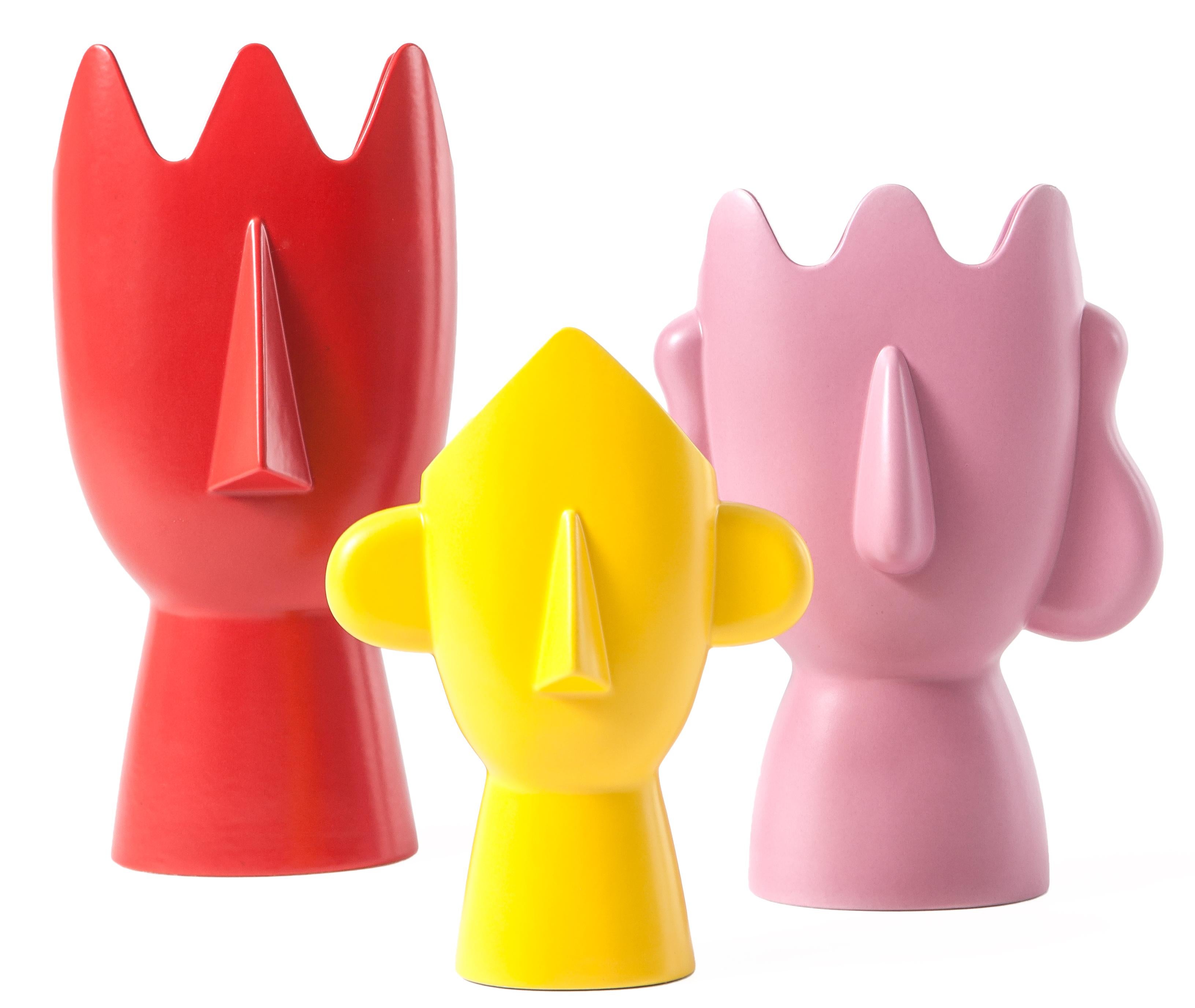 La famille Diavoletti de Daniel Eltner est une collection de trois vases différents, chacun ayant une couleur distincte. Le Diavoletto rouge, le Diavoletta rose et le Diavoletto jaune forment un énigmatique triptyque contemporain, une