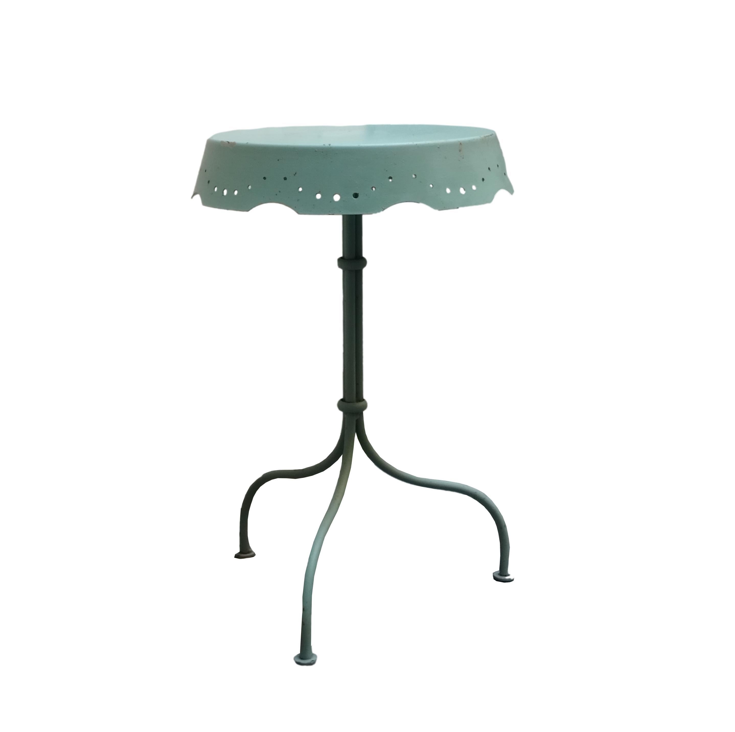 A stunning interplay of sinuous, sleek lines, this gorgeous side table is distinguished by its eye-catching, modern light green lacquer with luminous appeal. Made of iron with three gently curved legs.