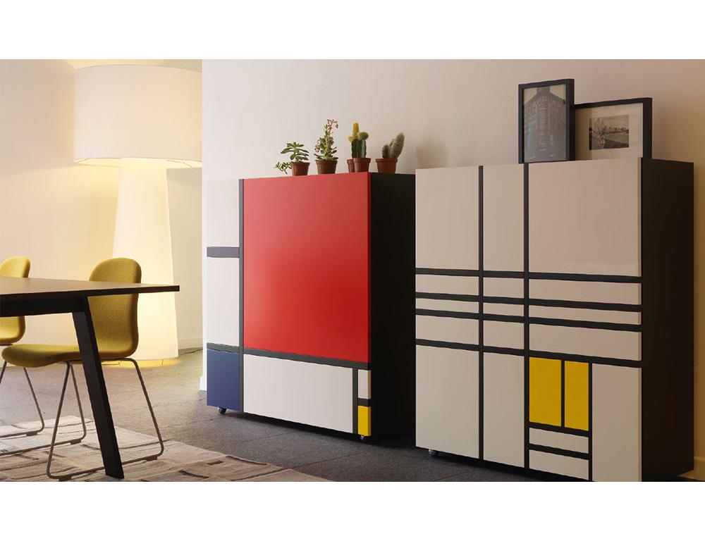 Es besteht eine enge Verbindung zwischen Capellini und der Kunstwelt, was durch die Präsenz des Kabinetts Hommage an Mondrian im Katalog bestätigt wird. Dieses Design von Shiro Kuramata ist eine Hommage an einen der Pioniere des abstrakten