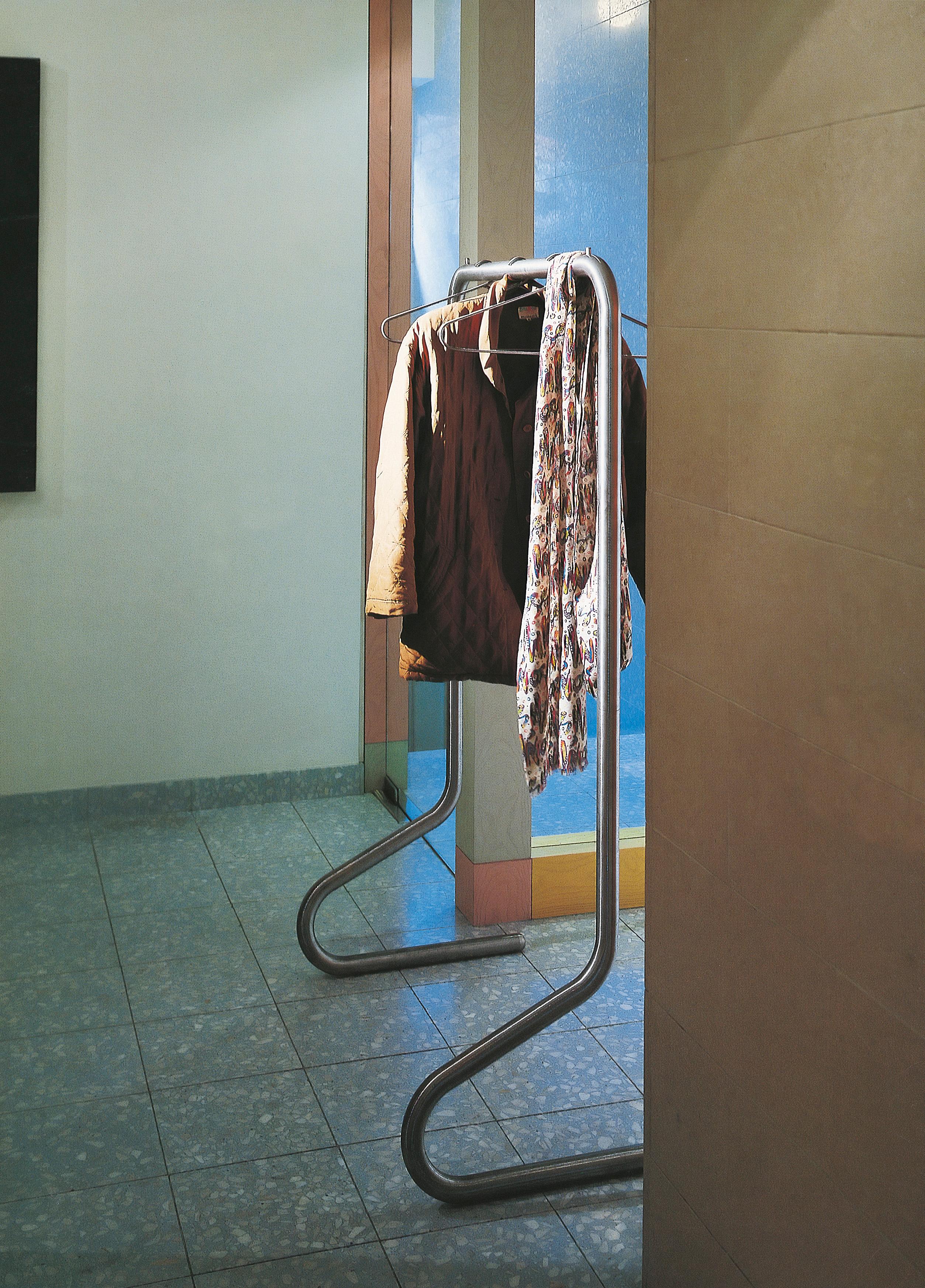 Sophistiqué et essentiel, le porte-vêtements Hangman de Marc Newson est fabriqué en acier inoxydable satiné et existe en deux tailles différentes. 

Matériau : Acier inoxydable
Finition disponible : acier inoxydable satiné 435
Détails