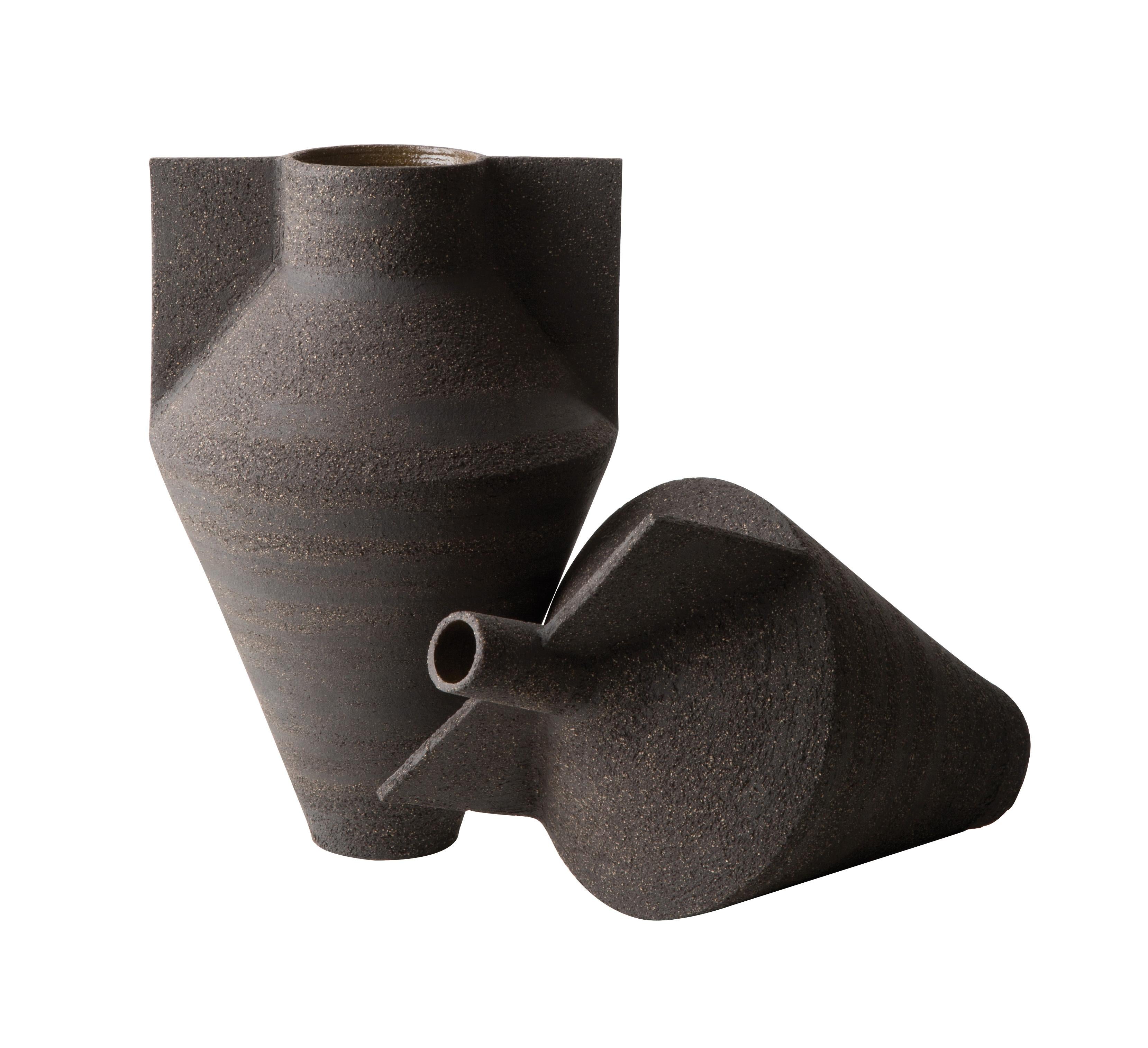 Die Jana-Vasen sind eine von Antonio's für Cappellini entworfene Kollektion, die sich durch klare Linien und Handarbeit auszeichnet. Diese Vasen werden aus schwarzer Erde hergestellt, von Hand auf einer Töpferscheibe geschmiedet und sind in zwei