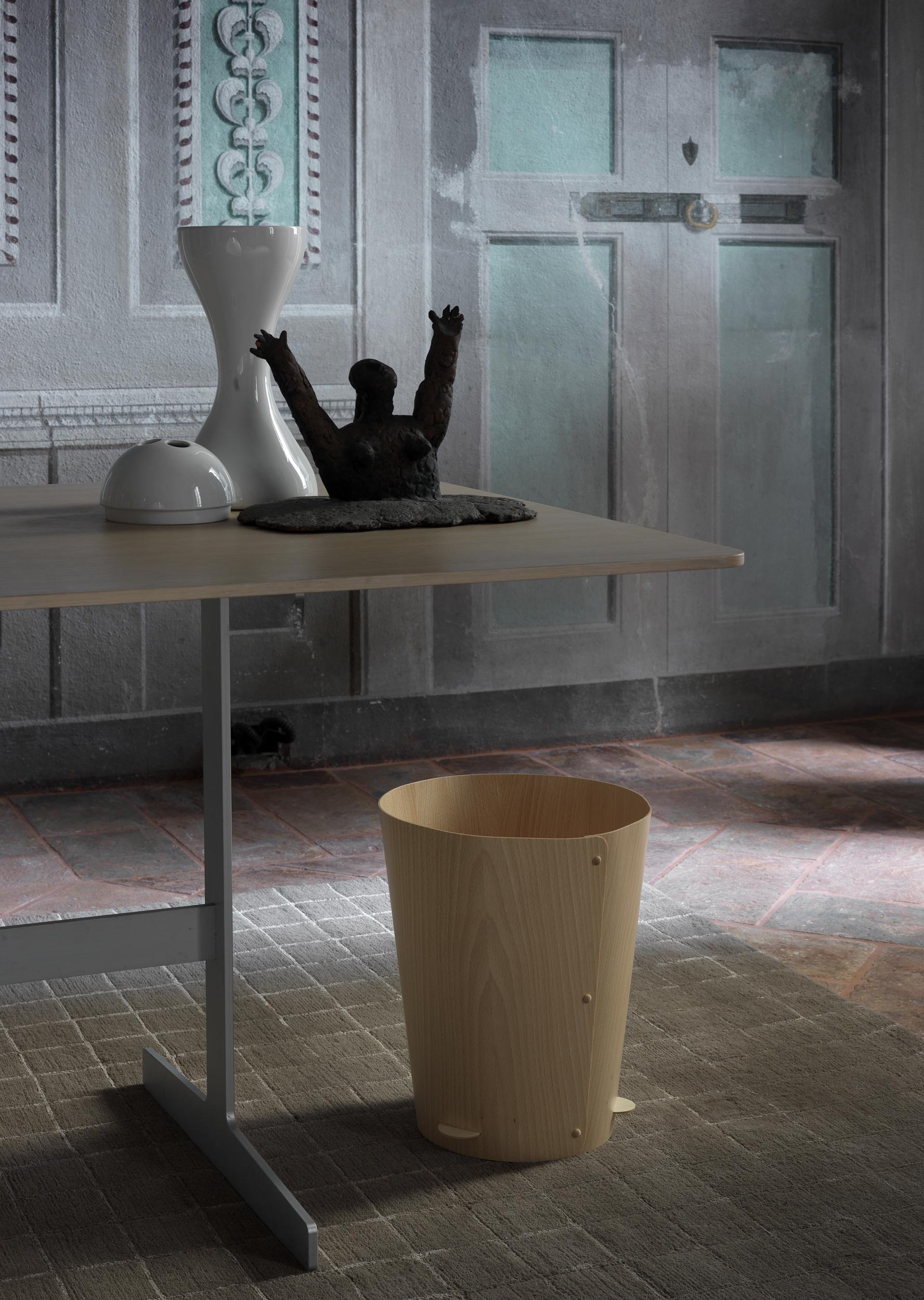 Die Vase Newson von Marc Newson besteht aus weißer Keramik mit glänzender Oberfläche. Die Vase ist mit einem abnehmbaren Deckel mit drei Löchern ausgestattet, so dass sie auch als Blumenvase verwendet werden kann, sowohl zugedeckt als auch