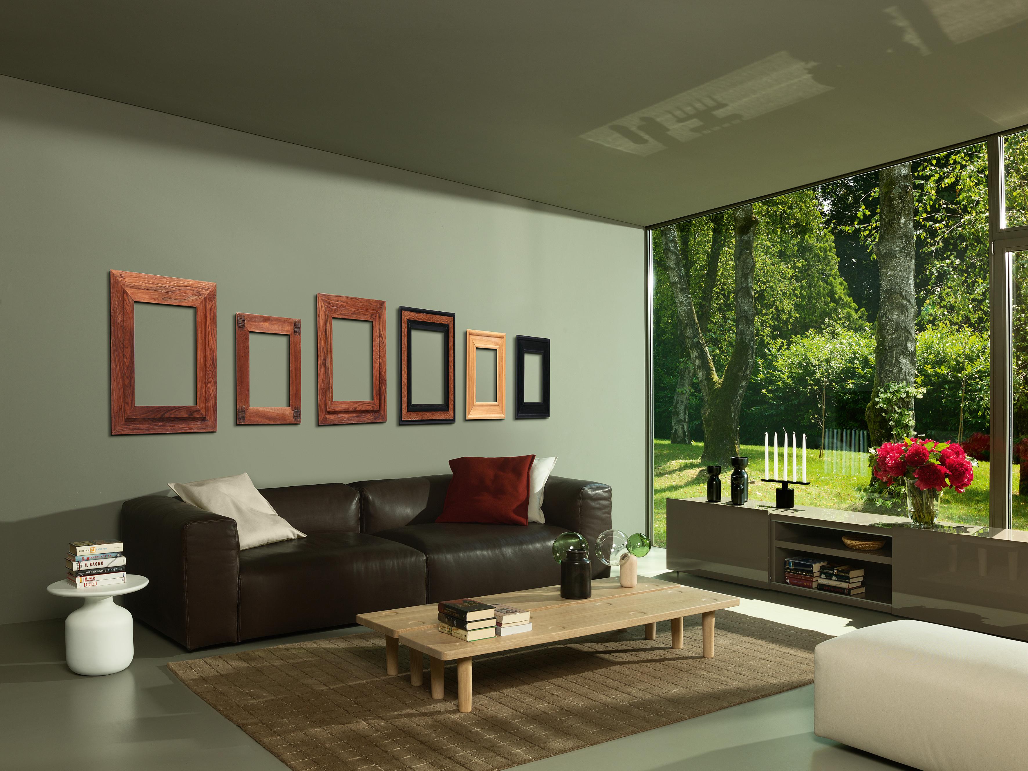 Die für den Wohn- und Objektbereich konzipierten Oblong System Sofas sind eine Serie von freistehenden und kompostierbaren Sitzmöbeln von Jasper Morrison, die die Möglichkeit bieten, individuelle zweiseitige Formationen zu schaffen. Das längliche