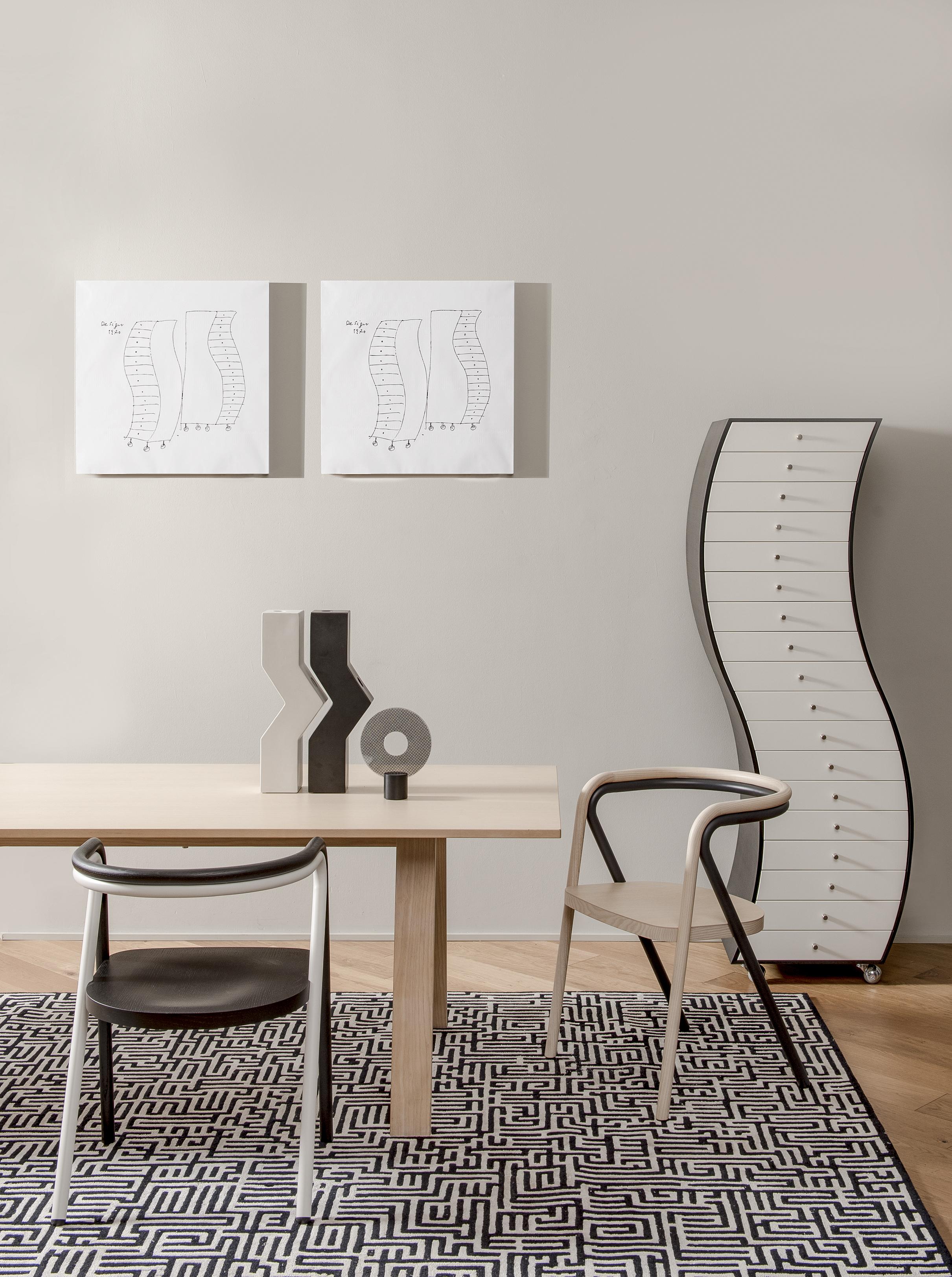 Die Kommode Progetti Compiuti, entworfen von Shiro Kuramata, umfasst eine Reihe von Einrichtungselementen mit Schubladen. Das Gestell der Kommoden side 1 ist aus schwarz gebeizter Esche gefertigt. Die Schubladen sind mit weißem Mattlack