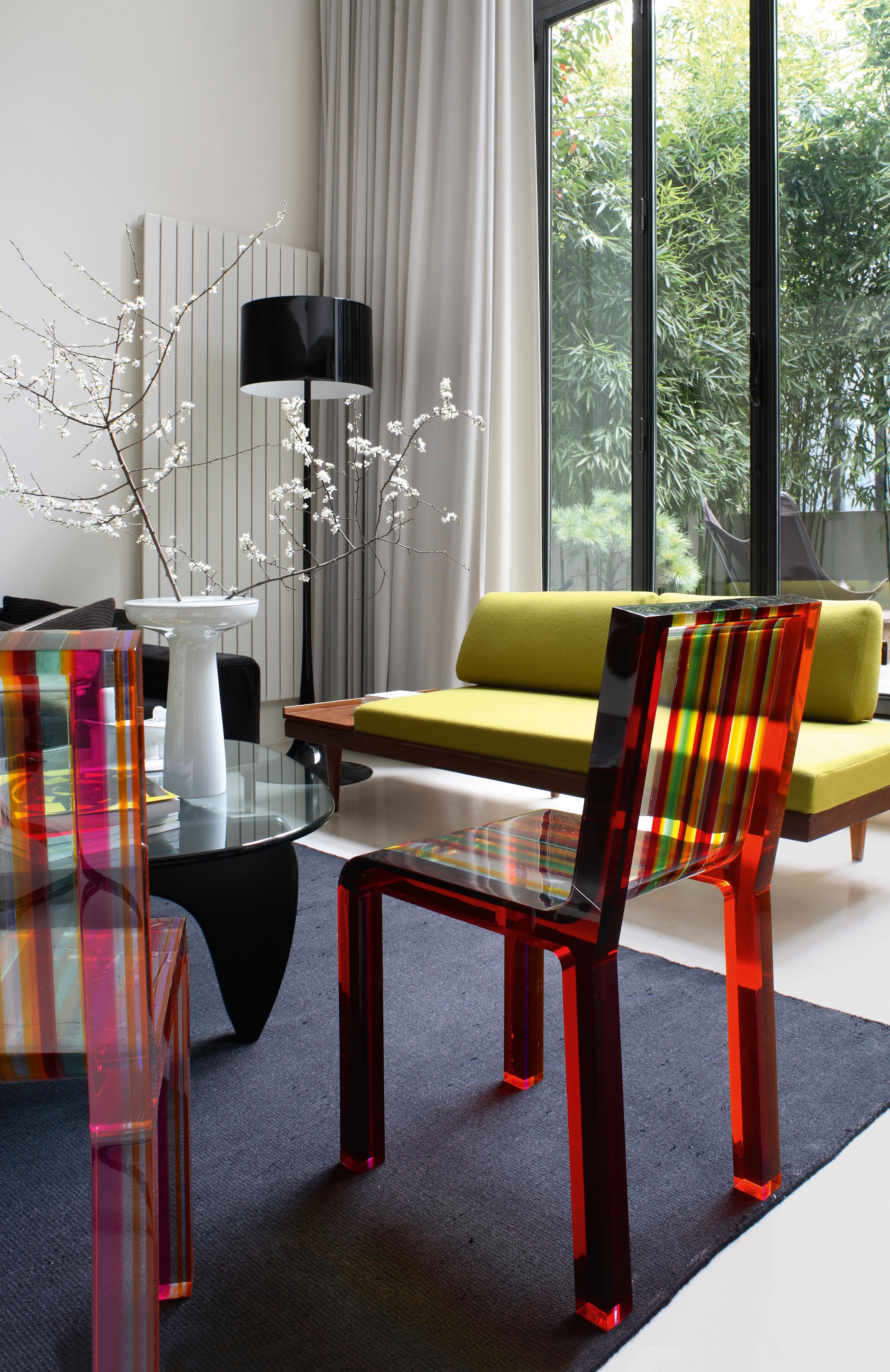 Der Rainbow-Stuhl von Patrick Norguet besteht vollständig aus Acrylharz und enthält Bänder in verschiedenen Farben und Breiten, die mit Ultraschall miteinander verschmolzen sind. Der Kontrast zwischen den essentiellen Linien und der Farbexplosion