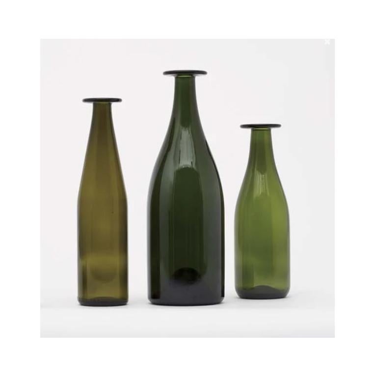 3 green bottles is a set of vases, designed by Jasper Morrison, composed of elements with different forms and heights. The bottles can also be used as flower vases, and are made of colored glass paste, the neck is artisanally crafted by master
