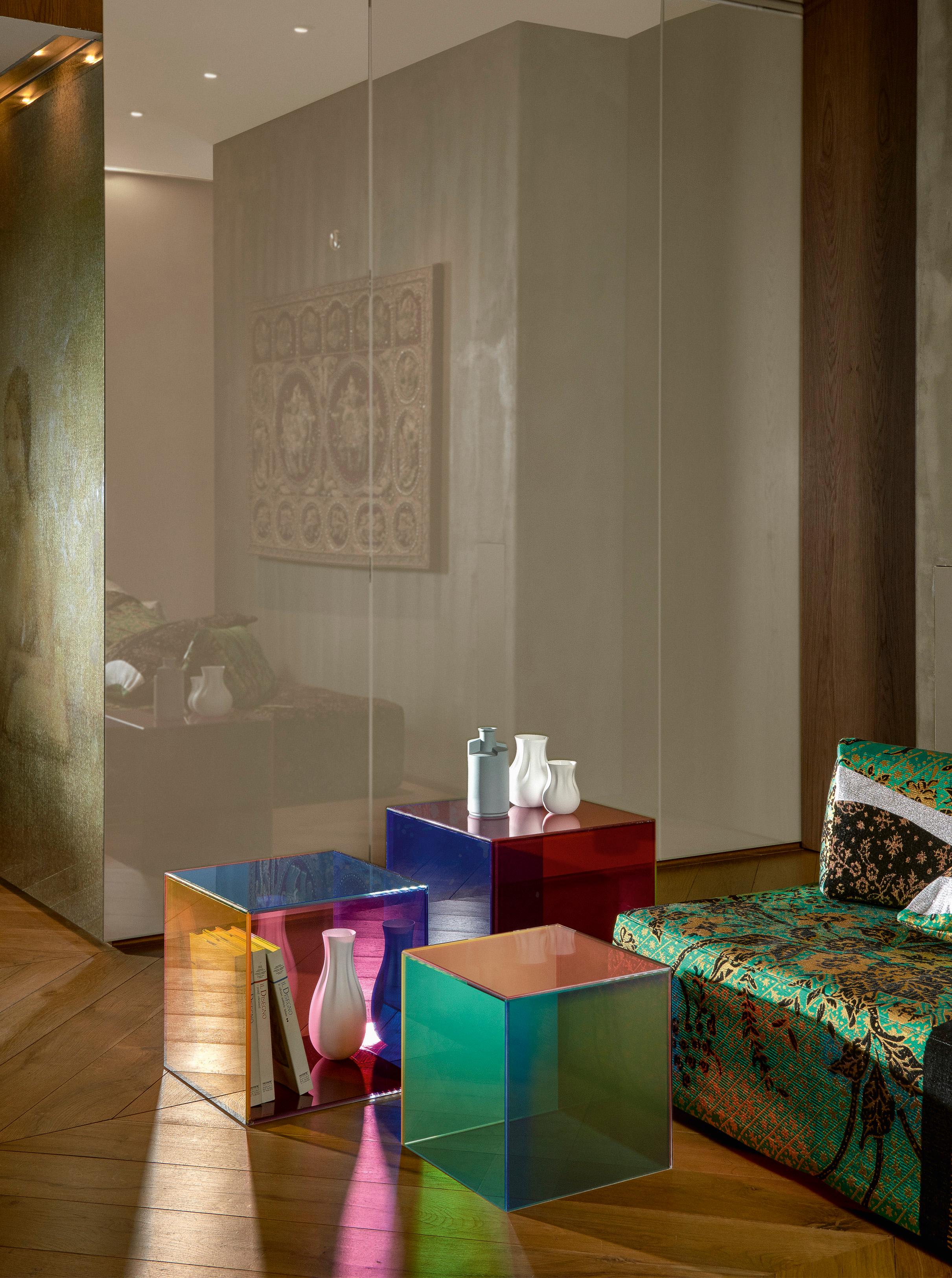 Il tavolo Luce di Giulio Cappellini & Antonio Facco rappresenta il frutto dell'esperienza, della creatività e della sensibilità di sperimentare nuovi usi dei materiali pur mantenendo un design essenziale. Volumi enfatizzati dalla trasparenza, uso