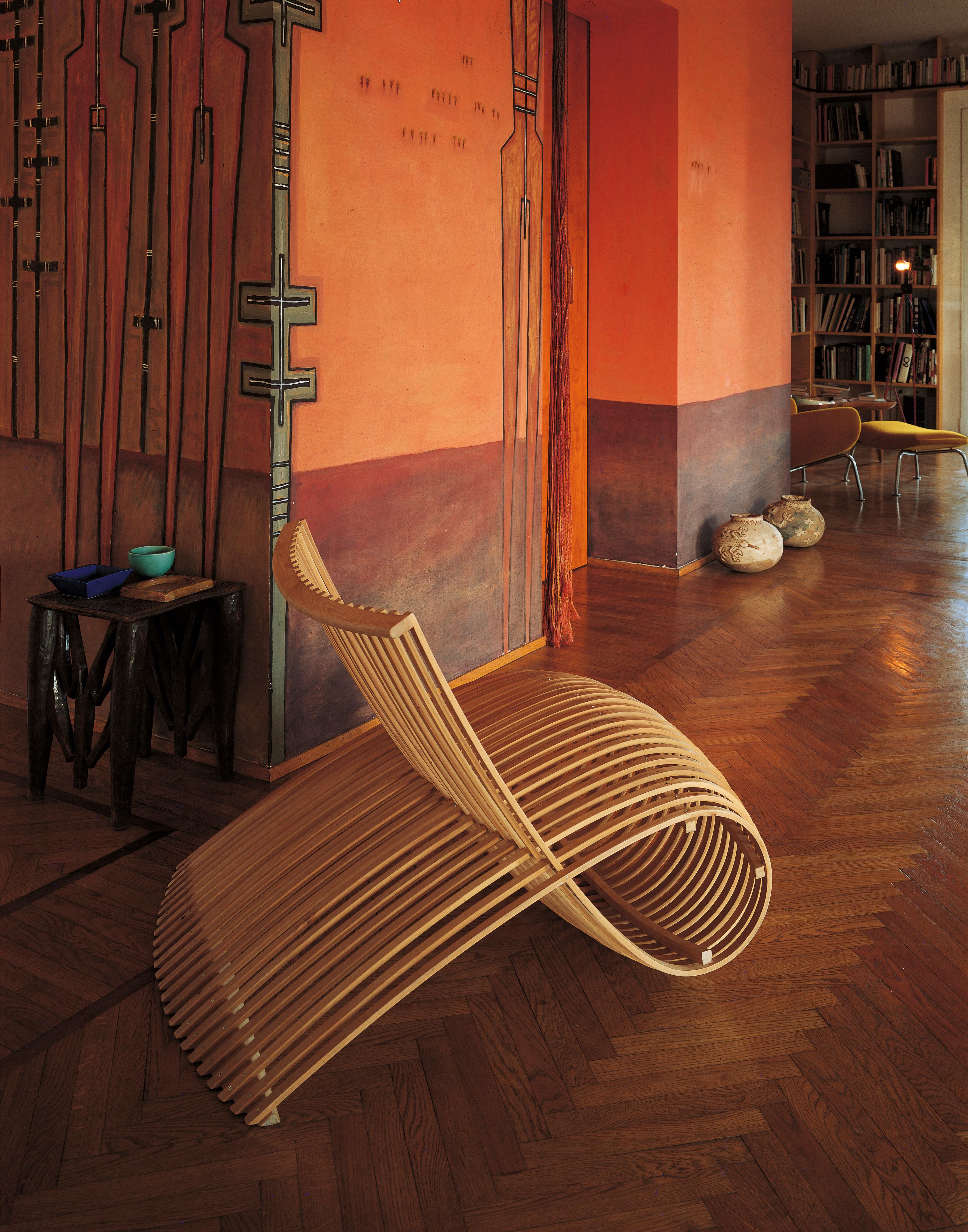 Preuve réussie d'une grande expérimentation et d'une grande audace, la chaise en bois de Marc Newson est née de la volonté de pousser la manipulation du bois à ses limites. La chaise en bois est un siège moderne et innovant, mais aussi chaleureux,
