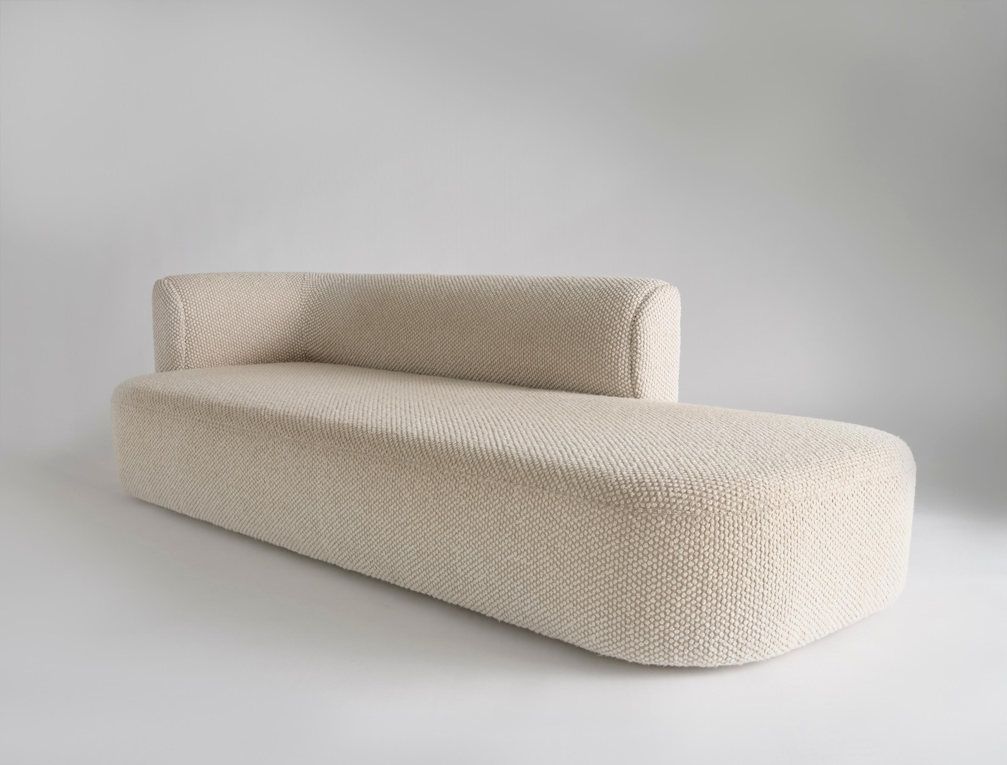 Capper Small Chaise Longue by Phase Design
Dimensions: D 81,3 x W 147,3 x H 61 cm. 
Materials: Upholstery.

Upholstery may be sourced in Customer Own Material (COM), Customer Own Leather (COL), or in Phase Design's suggested fabrics and leathers.
