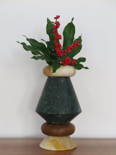 Capperidicasa Escultura italiana contemporánea de mármol y madera Florero "iTotem"
