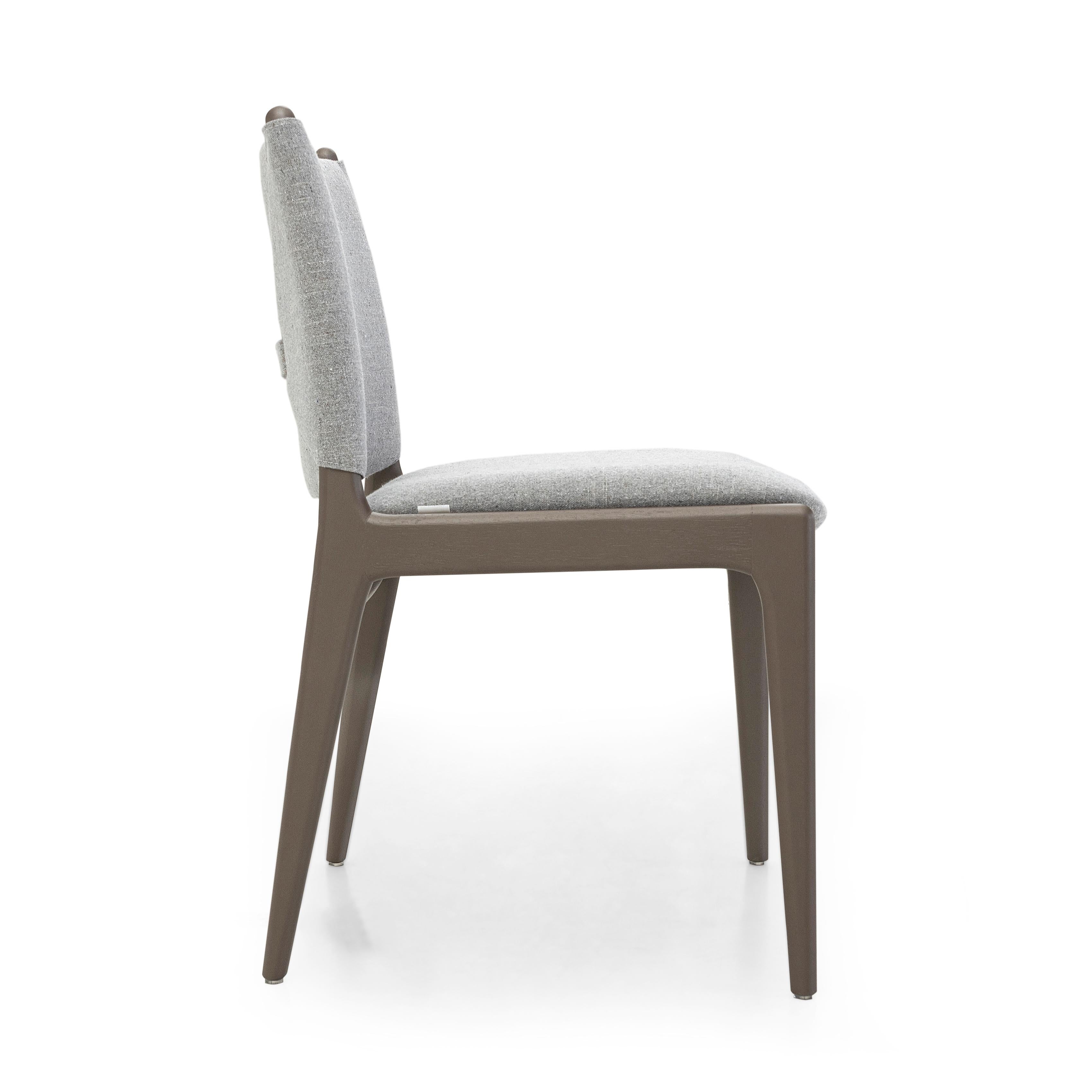 Paar Esszimmerstühle aus schokoladenbraunem Holz mit grauem Stoff - Cappio Line (Moderne) im Angebot
