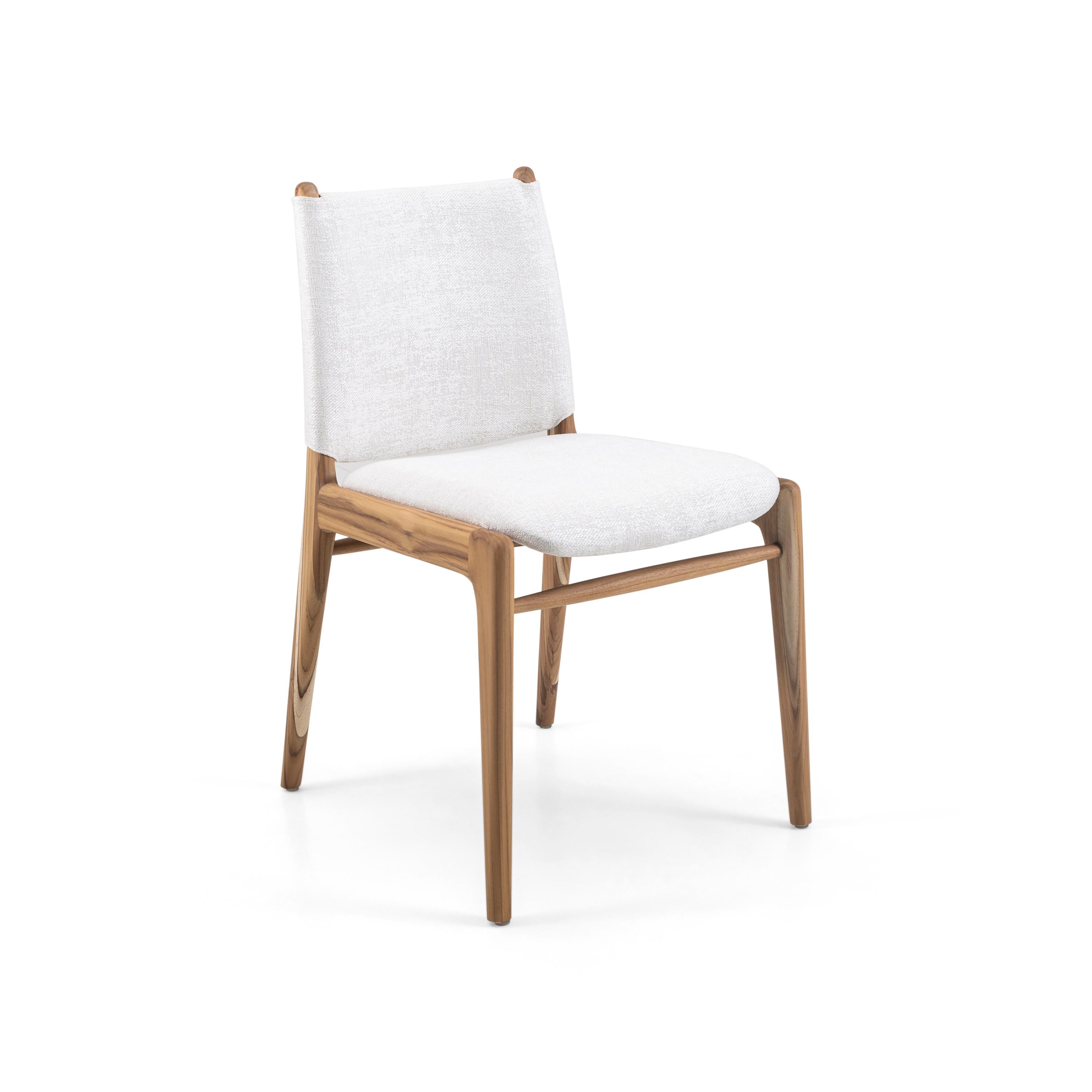 La chaise Cappio met en valeur notre magnifique finition en bois de teck associée à un superbe tissu beige clair. Cette chaise présente un design unique de boucles sur le dossier de l'assise. Notre équipe chez Uultis a conçu ce design simple mais