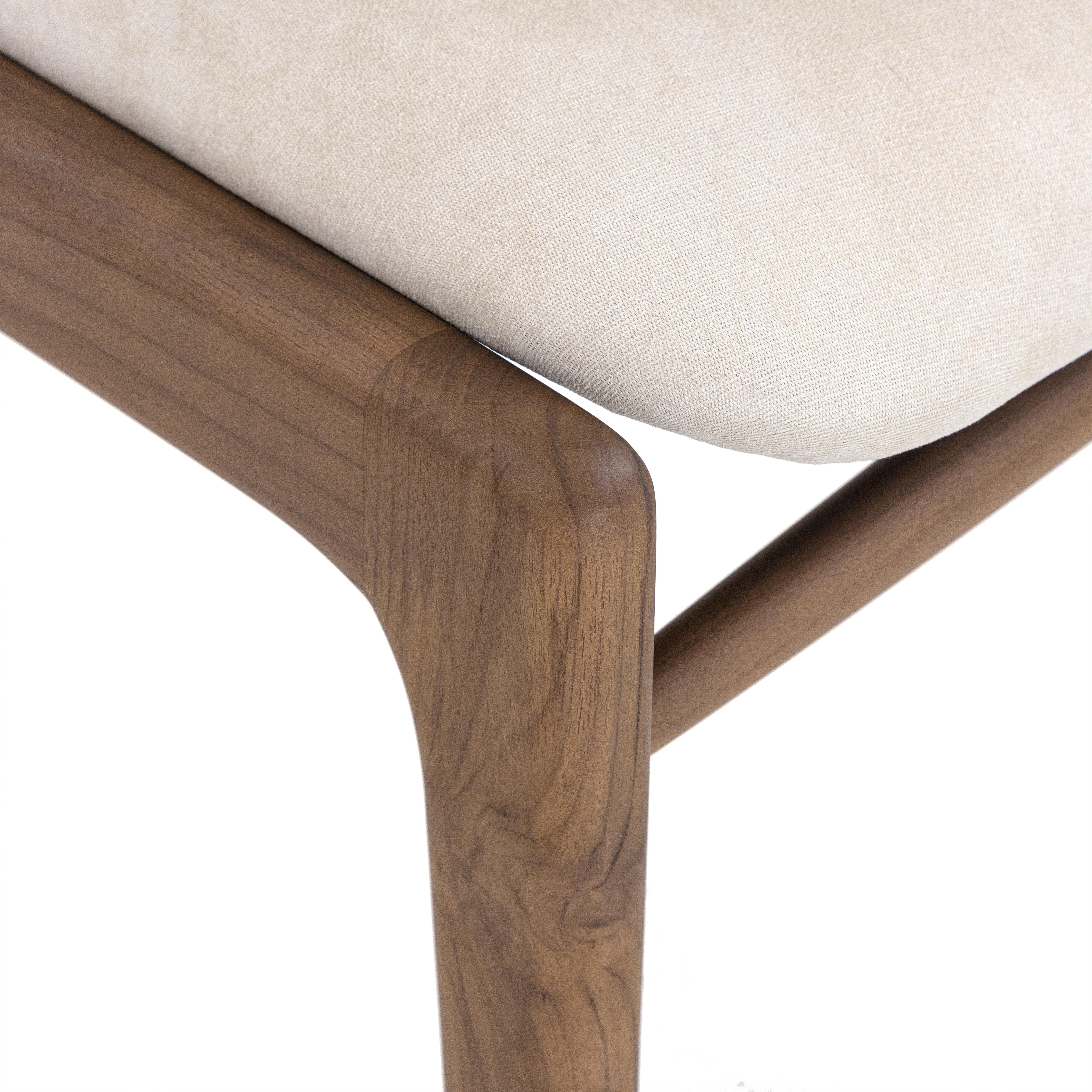 Sedie da pranzo in finitura noce con tessuto Performance beige, linea Cappio, coppia In condizioni Nuovo in vendita a Miami, FL