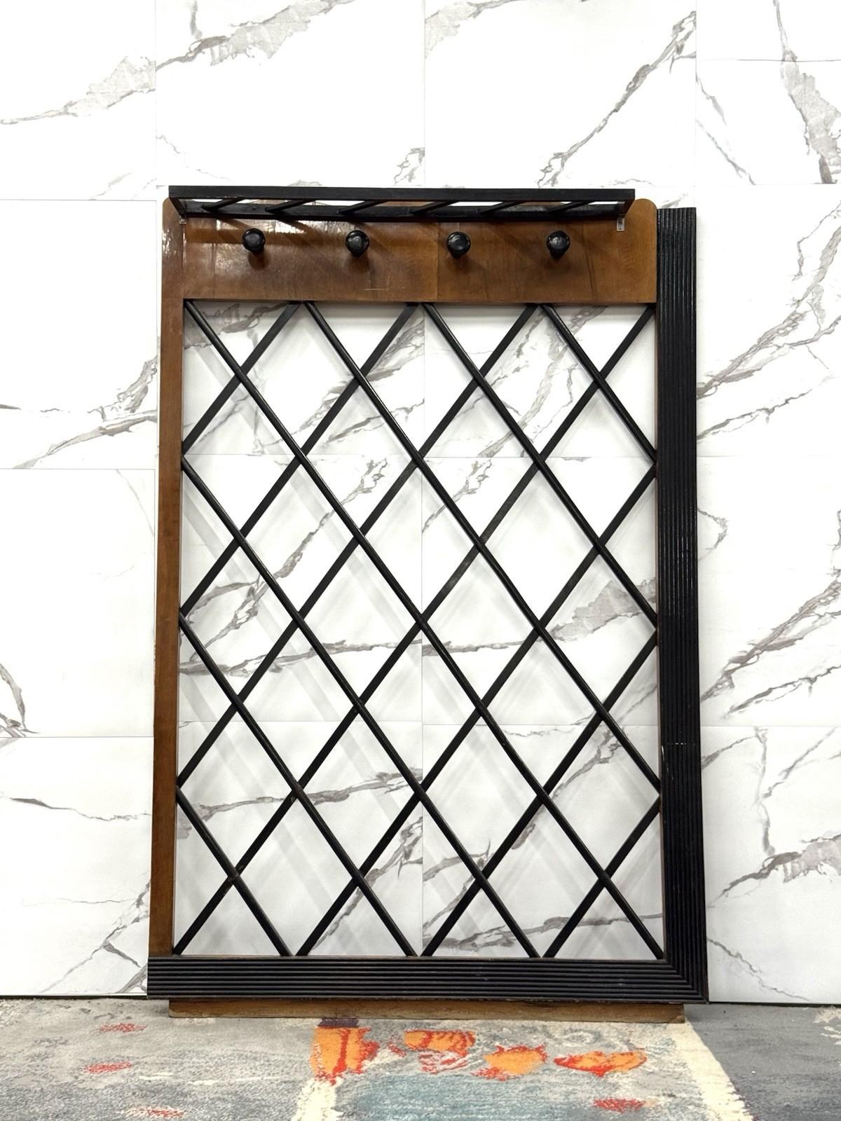 Design du milieu du siècle, modernisme des années 1950.


Structure entièrement en bois. Article en très bon état, il n'y a pas de défauts esthétiques ou structurels à signaler, seulement des signes légers et évidents du temps dus à l'utilisation et