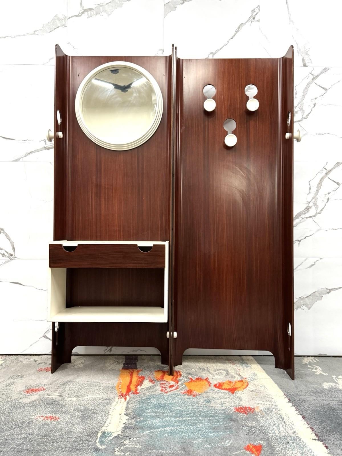 Vi presentiamo una meravigliosa cappottiera di Carlo de Carli per Fiam Scorzé , in legno, degli anni ‘60.

Un tocco classico ed elegante che arricchirà i vostri ambienti.




Altezza 180 cm


Lunghezza 130 cm


Profondità 30 cm



L’articolo è in