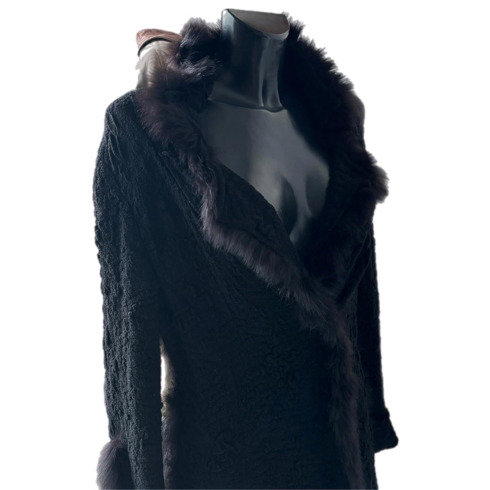Cappotto nero Roberto Cavalli Class in ottime condizioni
Morbido ed avvolgente ideale per le mezze stagioni. Ad impreziosire il capo, dettagli in pelliccia lungo i bordi
Chiusura con gancetti
Misure:
Spalle 42cm
Lunghezza 138 cm