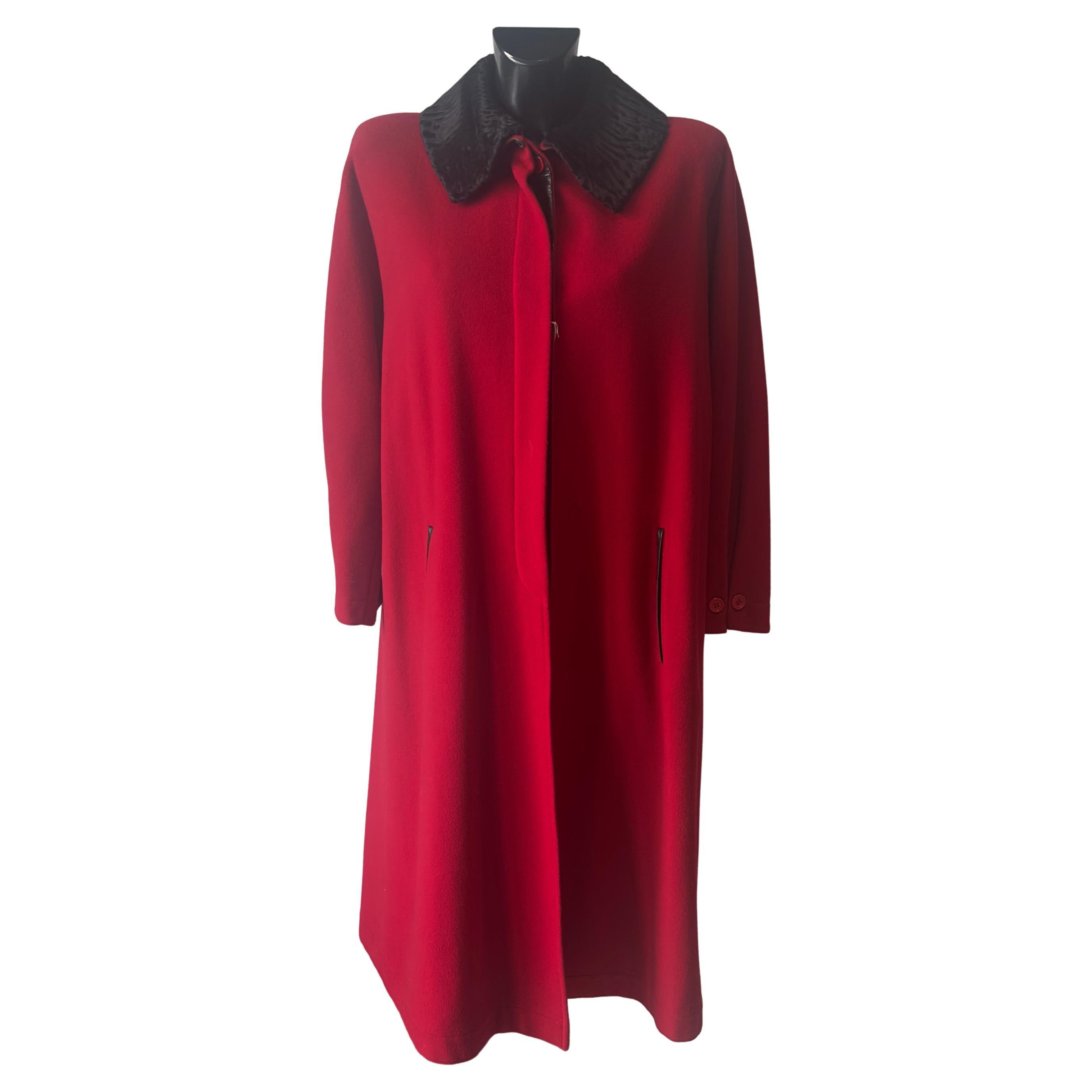 Cappotto Gianfranco Ferré rosso in lana con collo in pelliccia – Anni 
80 im Angebot