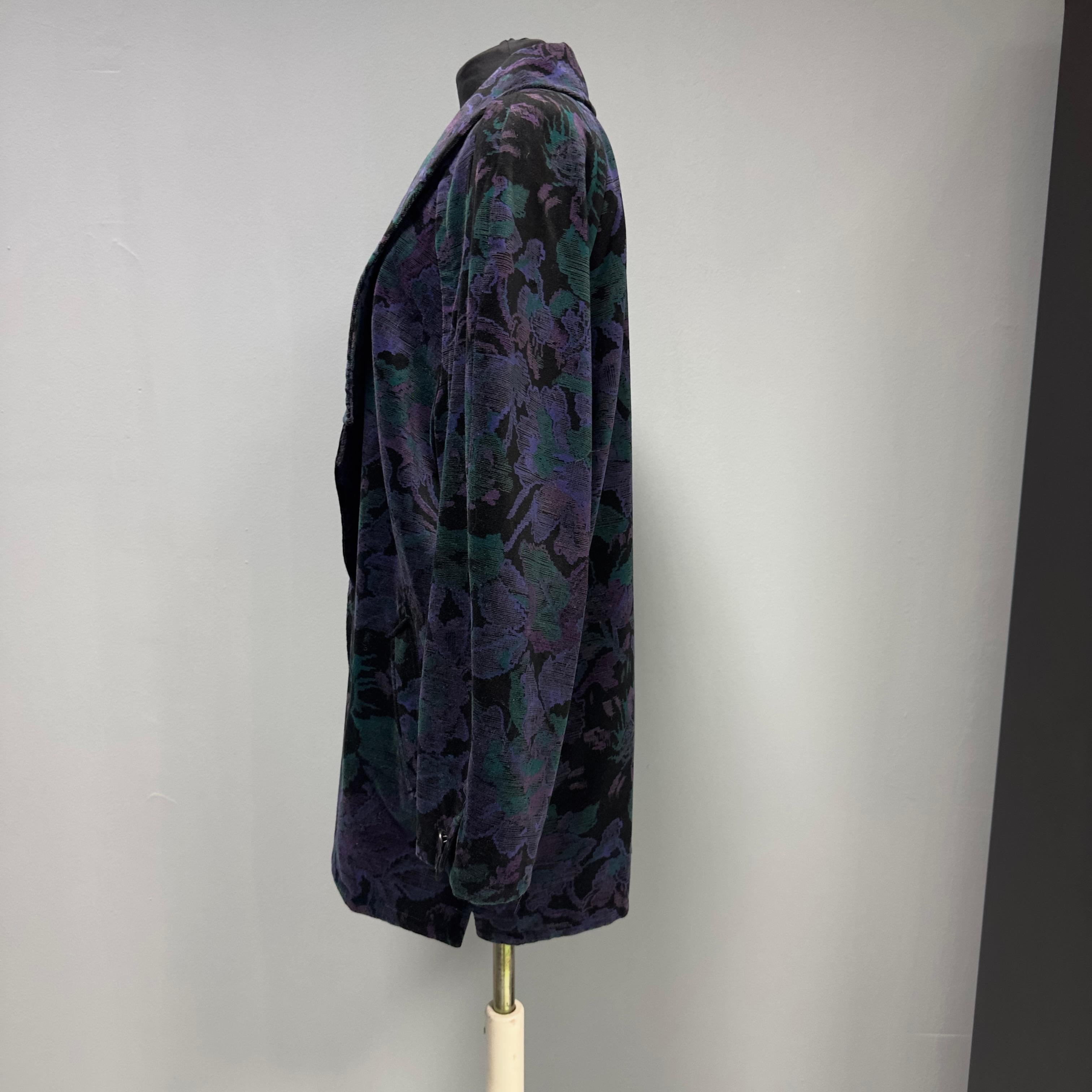 Gianni Versace velvet single-button over jacket for Genny in shades of purple and green.
80s article with iridescent colors in very good condition 
Raglan shoulder that fits 40 to 46
Manica 60cm
Length 82cm