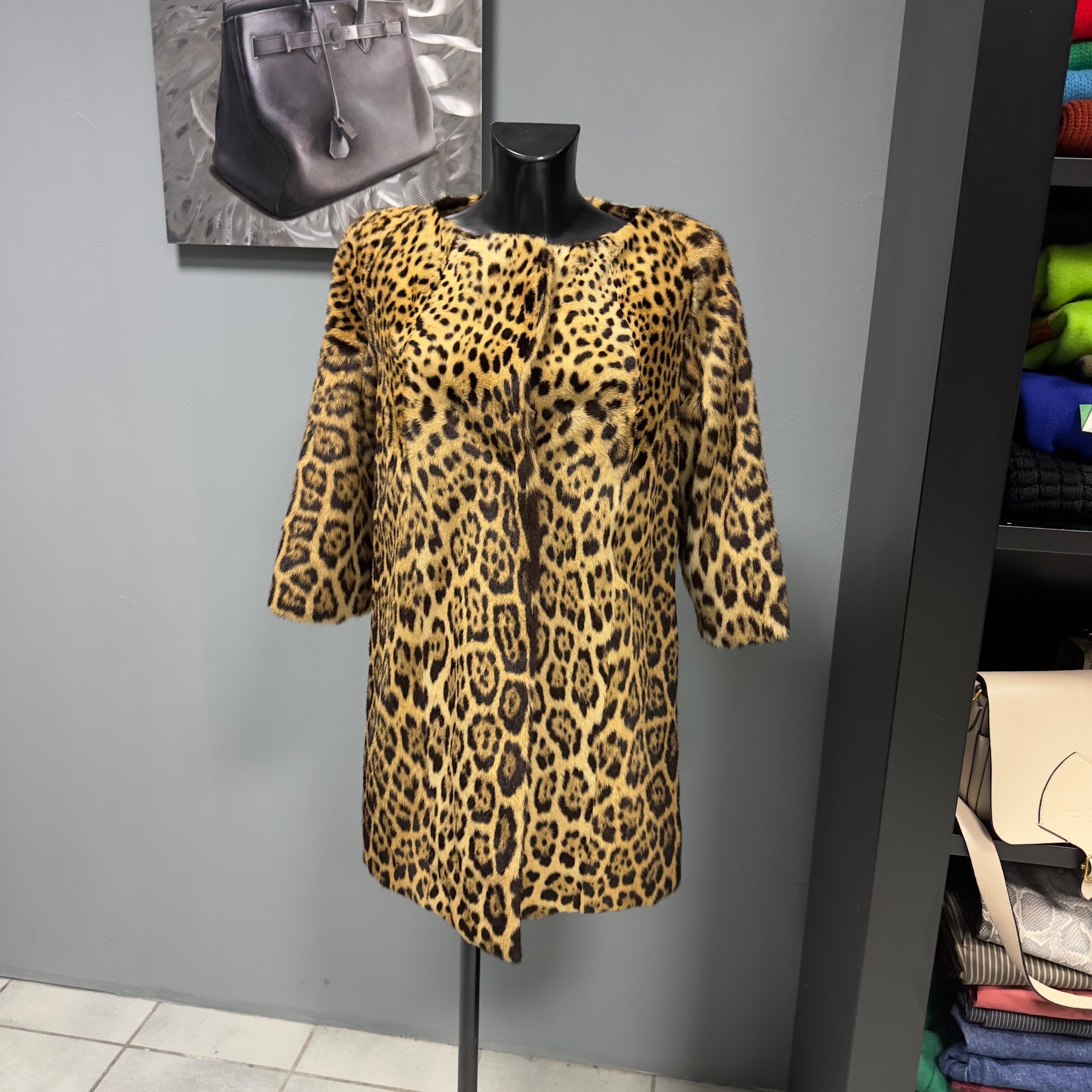 Pelliccia in Giaguaro modello Cappotto con collo tondo di alta sartoria. interno completamente foderato, 
sciarpa abbinata.
Forma asimmetrica, chiusura con bottoni invisibili
Caldo e sofisticato, questo capo dal carattere grintoso ed allo stesso
