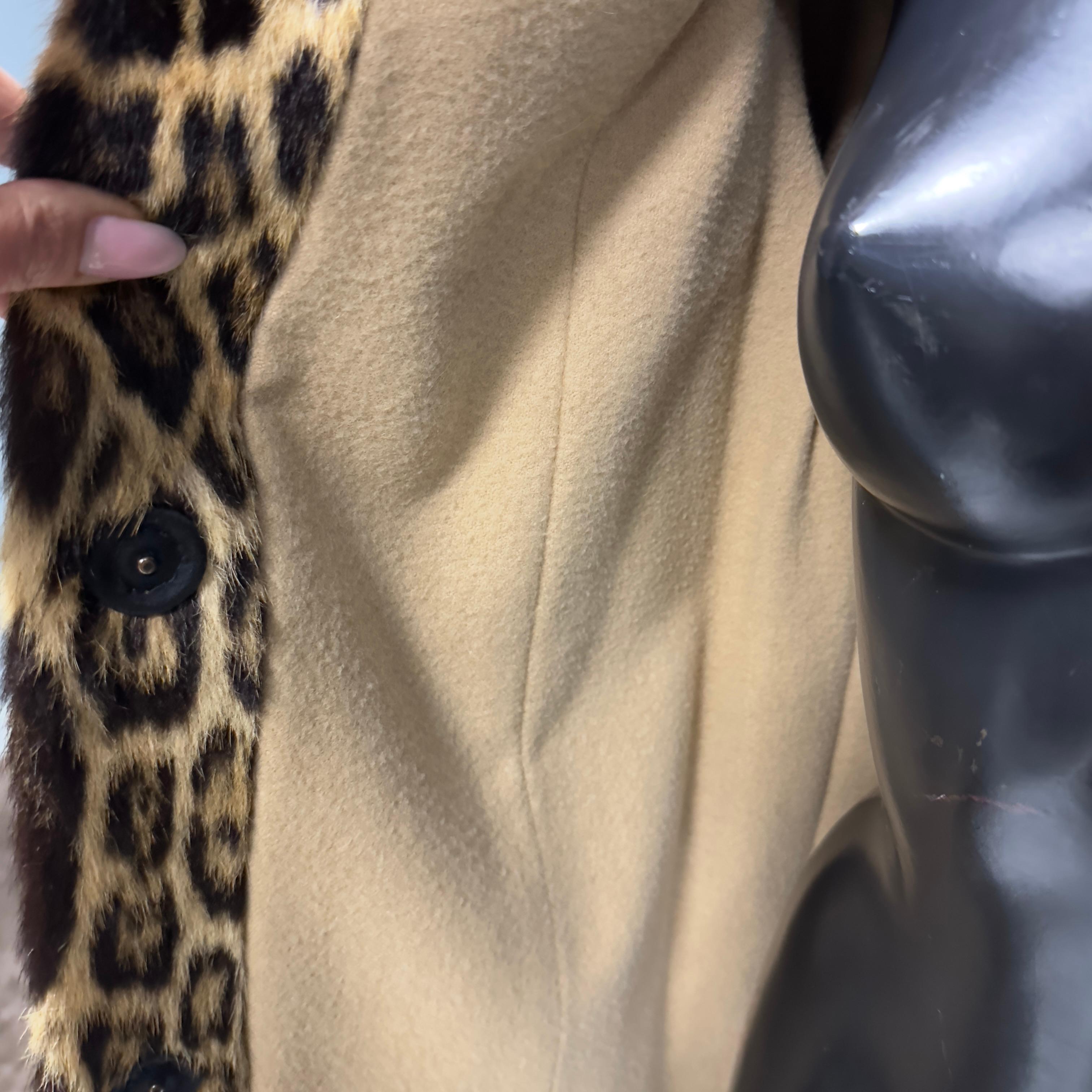 Women's Cappotto in giaguaro pari al nuovo con sciarpa
