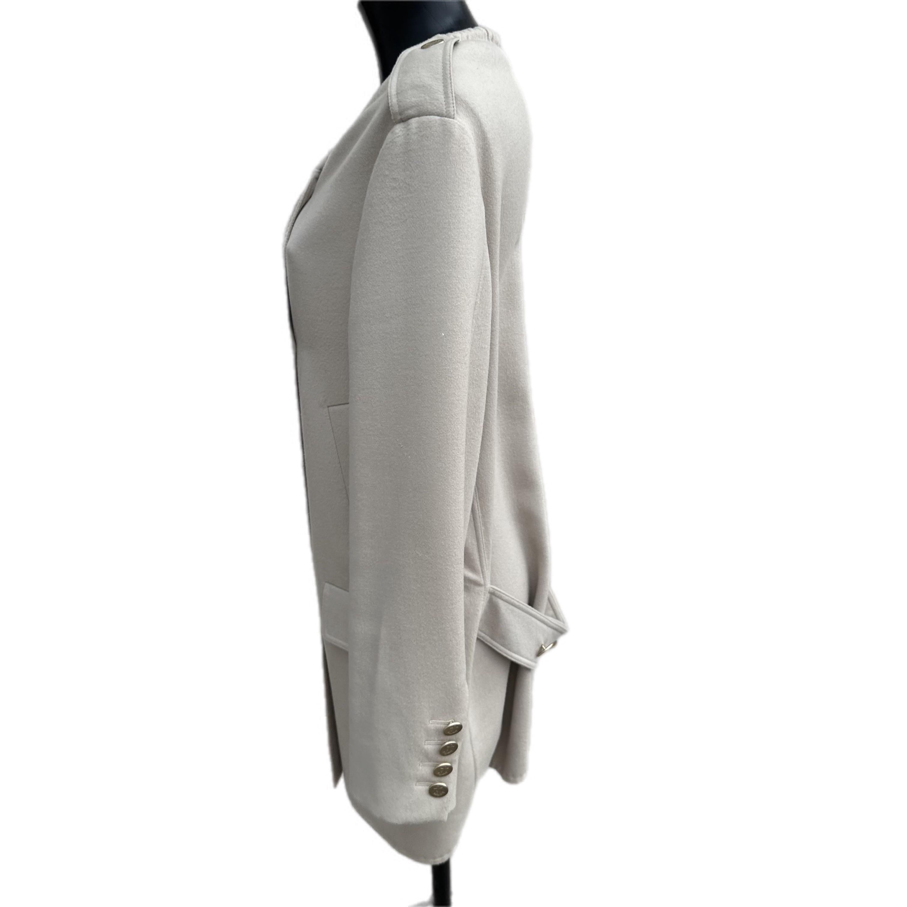 Capotto Max Mara sfilata, cucito a mano
Taglia 44, doppietto con collo stondato con applicazioni di corda. 
Spalla a scesa, può essere indossato da taglia small a large
Misure:
Spalla 44cm
Manica 65cm
Petto 54cm
Lunghezza 86cm