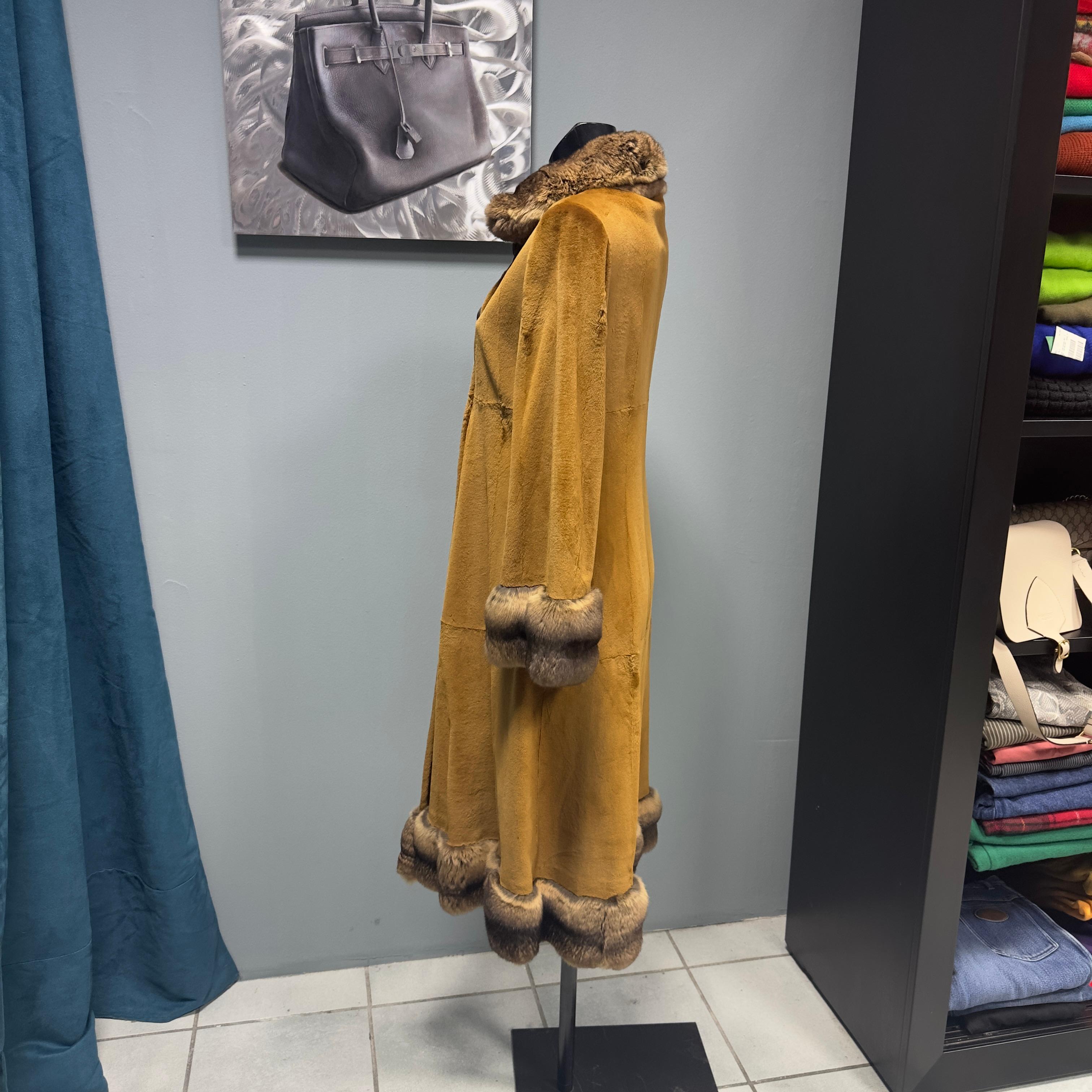 Abrigo de piel afeitada de visón y chinchilla. Rara y valiosa, esta piel es reversible y puede llevarse con la parte de piel exterior.
Botonadura de doble botonadura con detalles de botones sin rematar.
Uno de sus méritos es que es cálido y muy