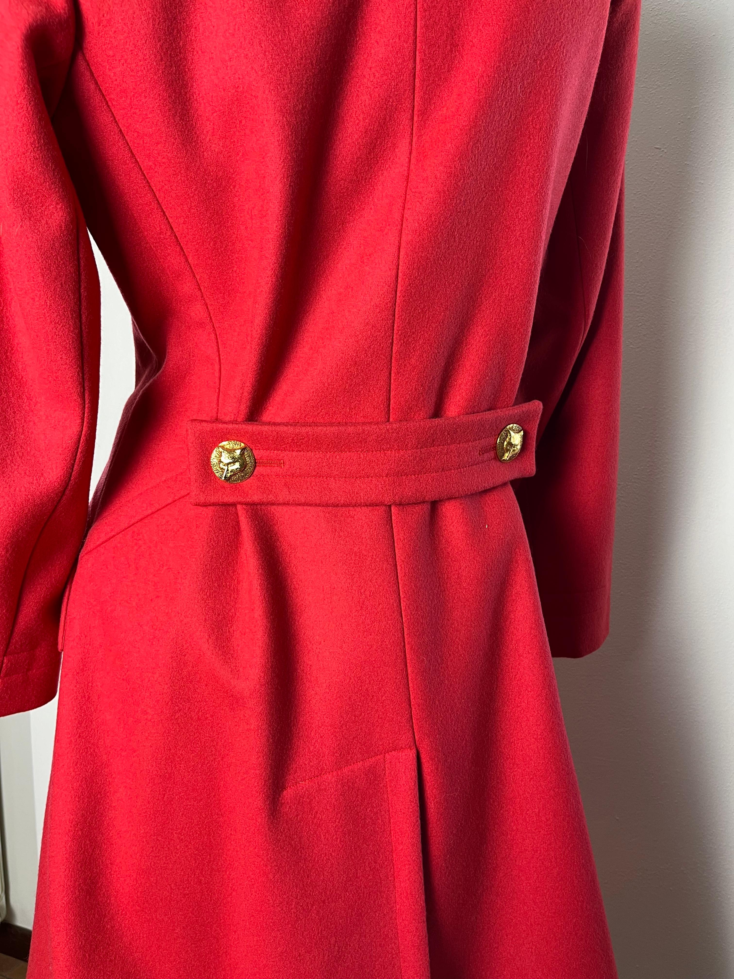 Yves Saint Laurent Haute Couture straordinario e raro cappotto vintage in lana rosso corallo con bottoni dorati gioielli unici incisi con una volpe.
Effetto cut-out e tasche sotto patta, foderato-petto, maniche lunghe, martingale e spacco