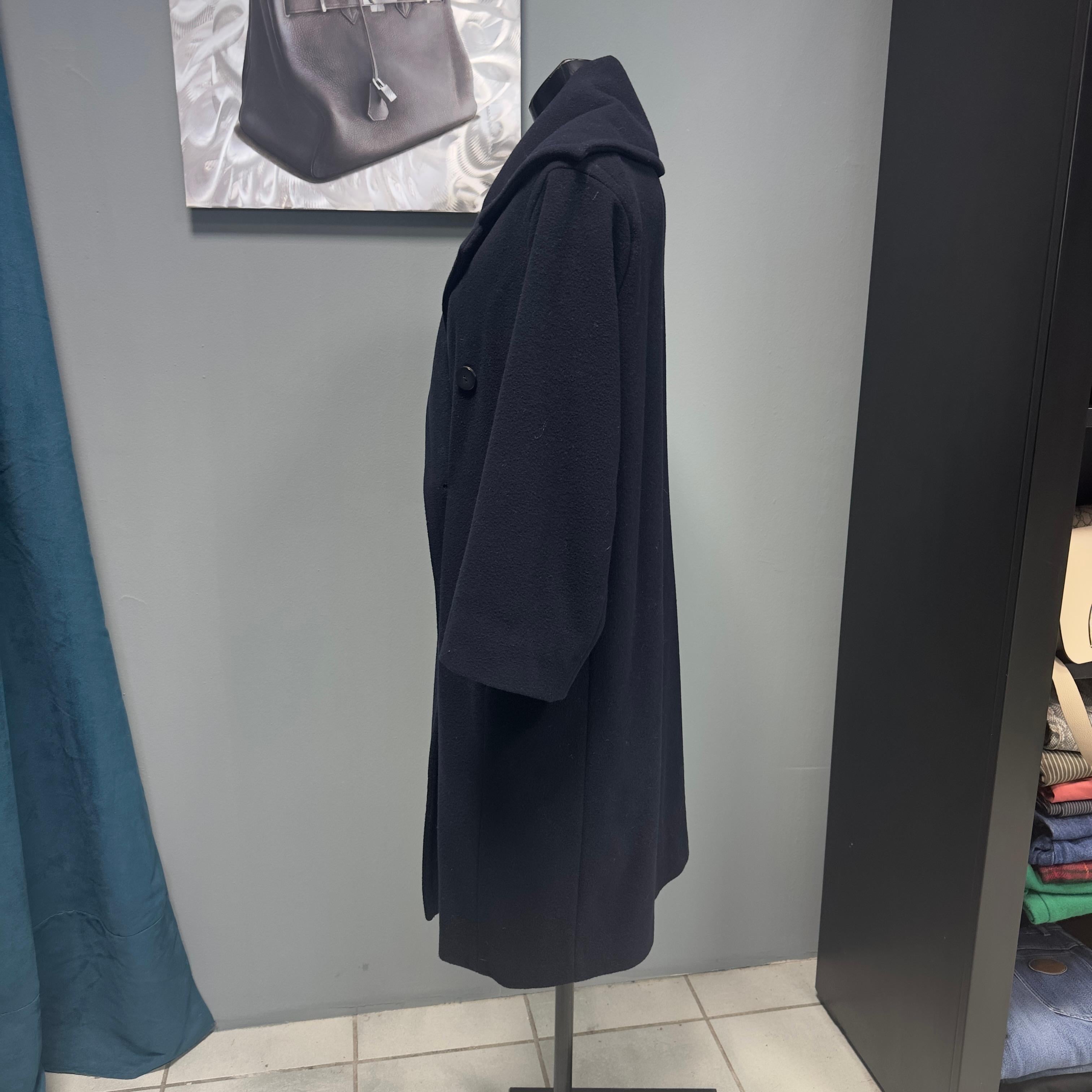 Navy blue Yves Saint Laurent coat in pure wool with double-breasted closure
3/4 over 80's model with raglan shoulder in perfect condition 
Measures:
Spalla 46cm
Manica 56cm
Length 103cm
