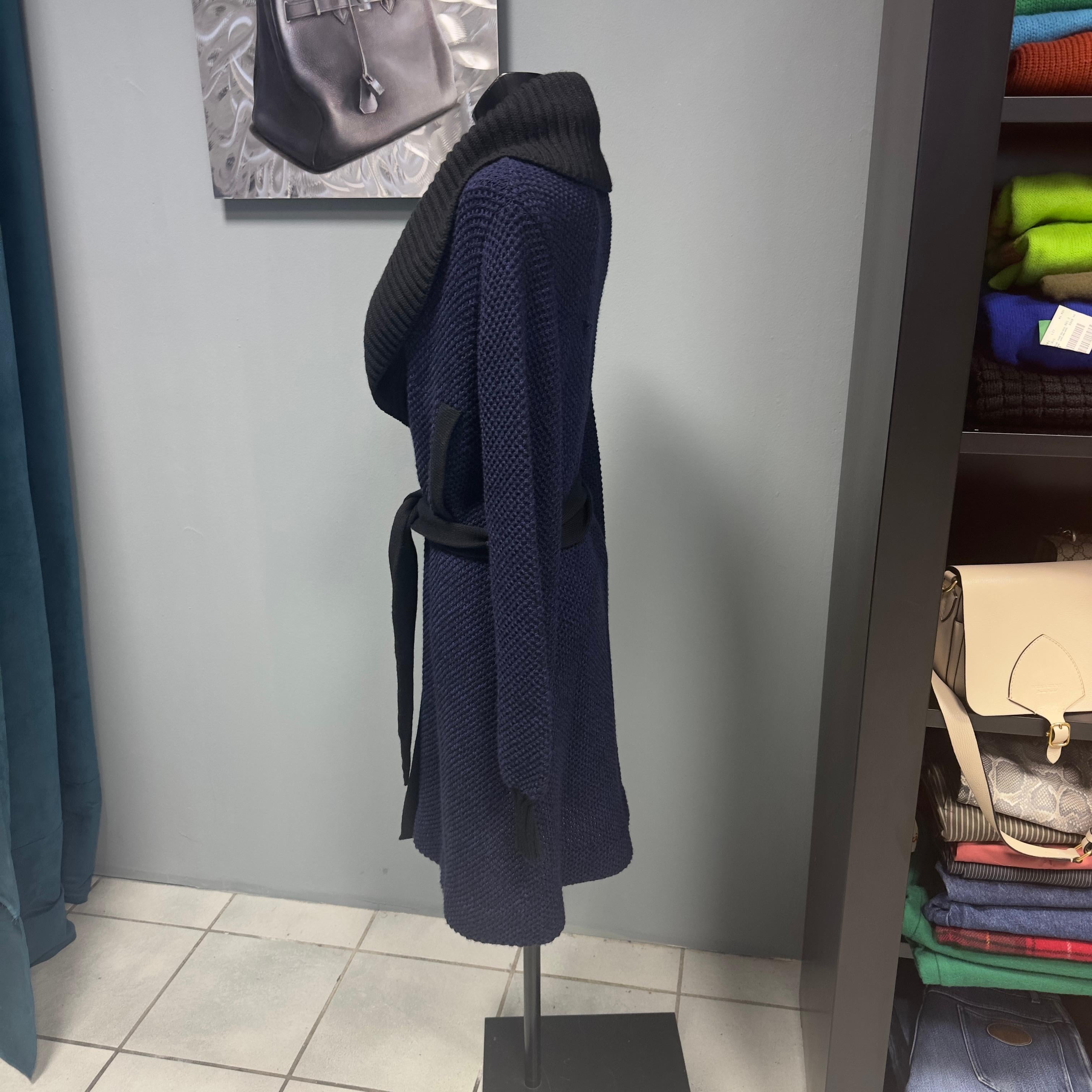 Maxi Cardigan Yves Saint Laurent anni 80 mai utilizzato con chiusura bottoni e cintura in vita 
Colori blu e nero, ampio collo e tasche laterali 
Taglia 44, adatto anche a misure più piccole portato over 
Misure:
Spalle 44cm
Manica 70cm
Lunghezza